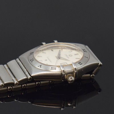 26792125c - OMEGA Constellation ladies wristwatch reference 796.1201, Switzerland around 2000, quartz, stainless steel case including bracelet with deployant clasp, bezel with Roman numerals, silvered structured dial with silvered indices and Dauphine-hands, diameter approx. 28 mm, length approx. 18,5 cm, condition 2
