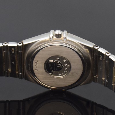 26792125d - OMEGA Constellation ladies wristwatch reference 796.1201, Switzerland around 2000, quartz, stainless steel case including bracelet with deployant clasp, bezel with Roman numerals, silvered structured dial with silvered indices and Dauphine-hands, diameter approx. 28 mm, length approx. 18,5 cm, condition 2