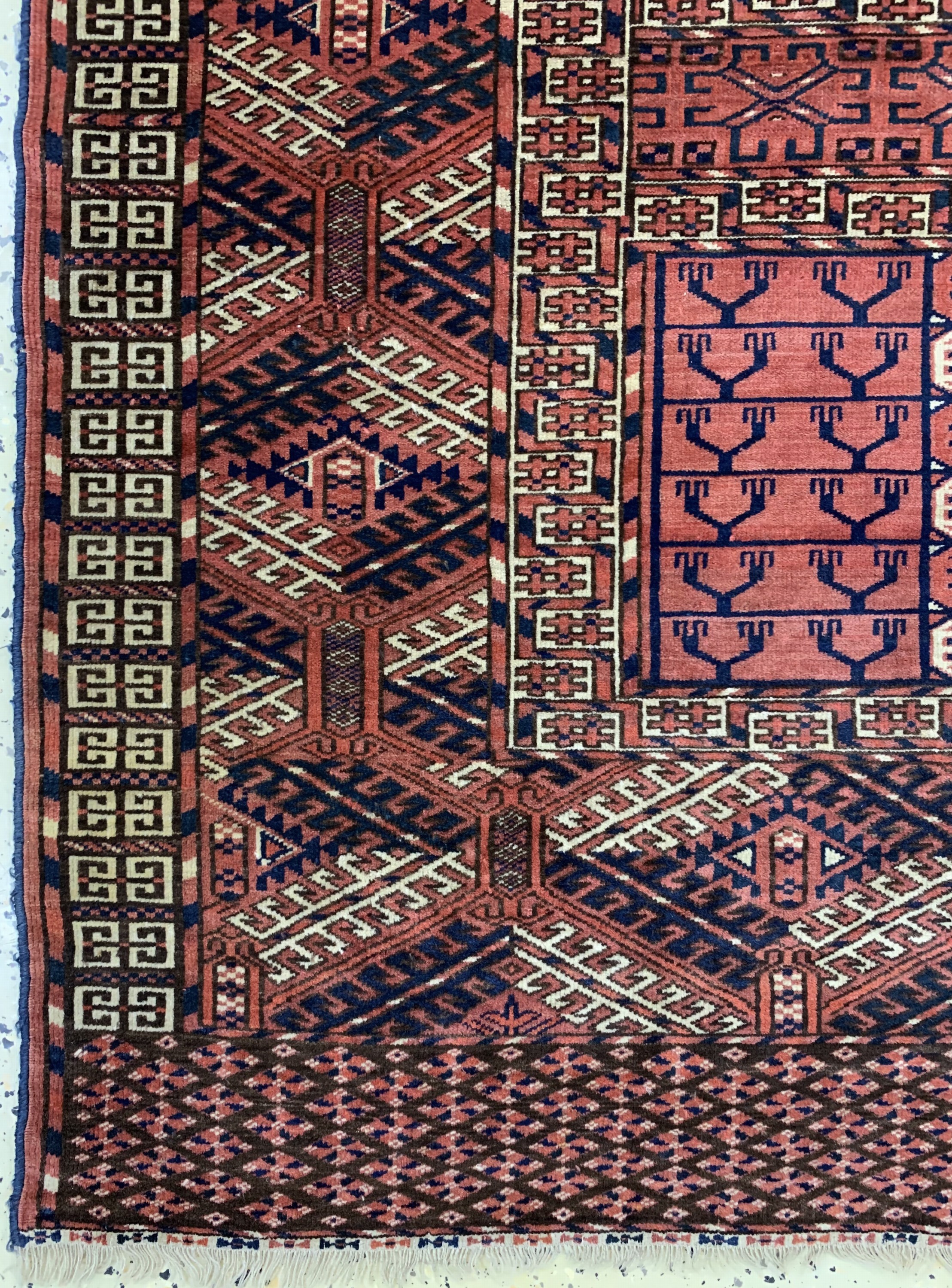 Detail b: Tekke Engsi antik, Turkmenistan, 19.Jhd, Wolle auf Wolle, ca. 142 x 131 cm, EHZ: 2-3
