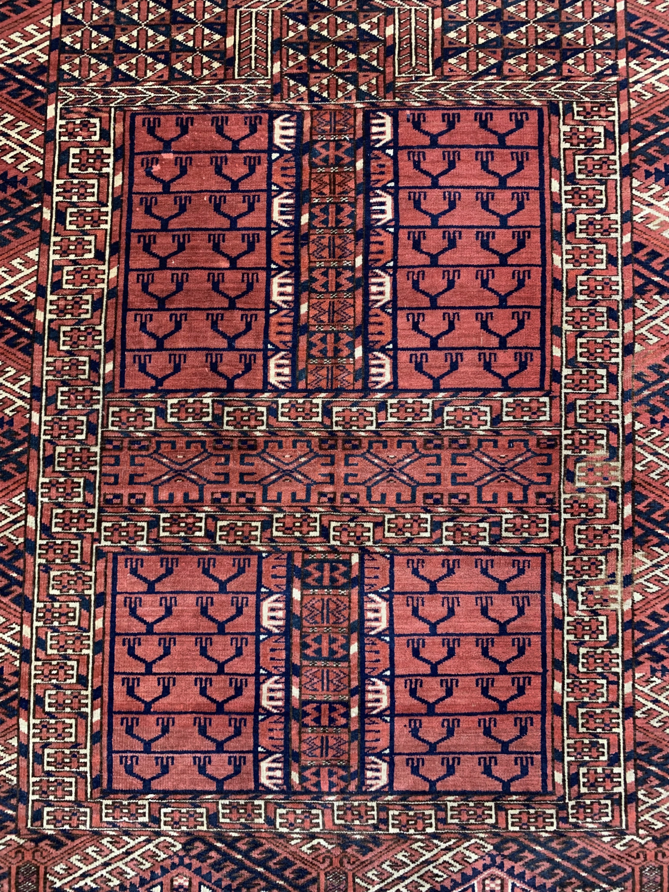 Detail e: Tekke Engsi antik, Turkmenistan, 19.Jhd, Wolle auf Wolle, ca. 142 x 131 cm, EHZ: 2-3