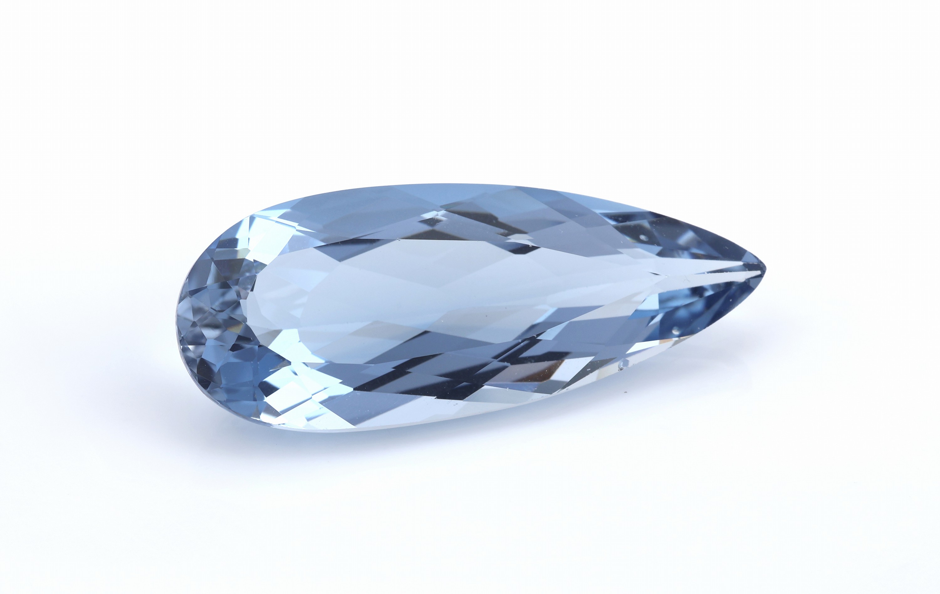 Loser Aquamarin, ca. 20.5 ct, facett. Tropfenschliff, von schöner Farbe, ca. 32.4 x 12.9 x 8.1 mm, Kerbe, mit Expertise