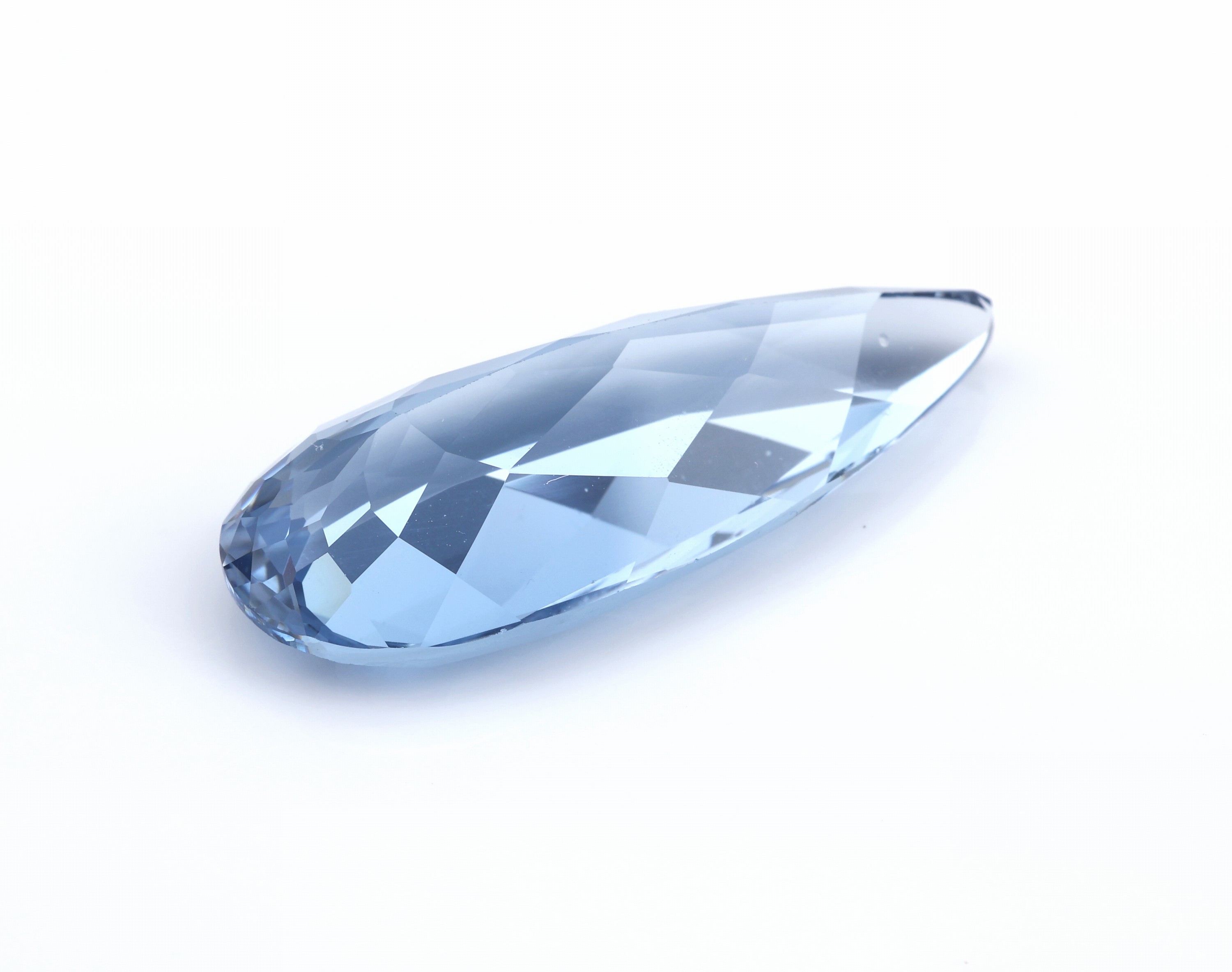 Detail a: Loser Aquamarin, ca. 20.5 ct, facett. Tropfenschliff, von schöner Farbe, ca. 32.4 x 12.9 x 8.1 mm, Kerbe, mit Expertise