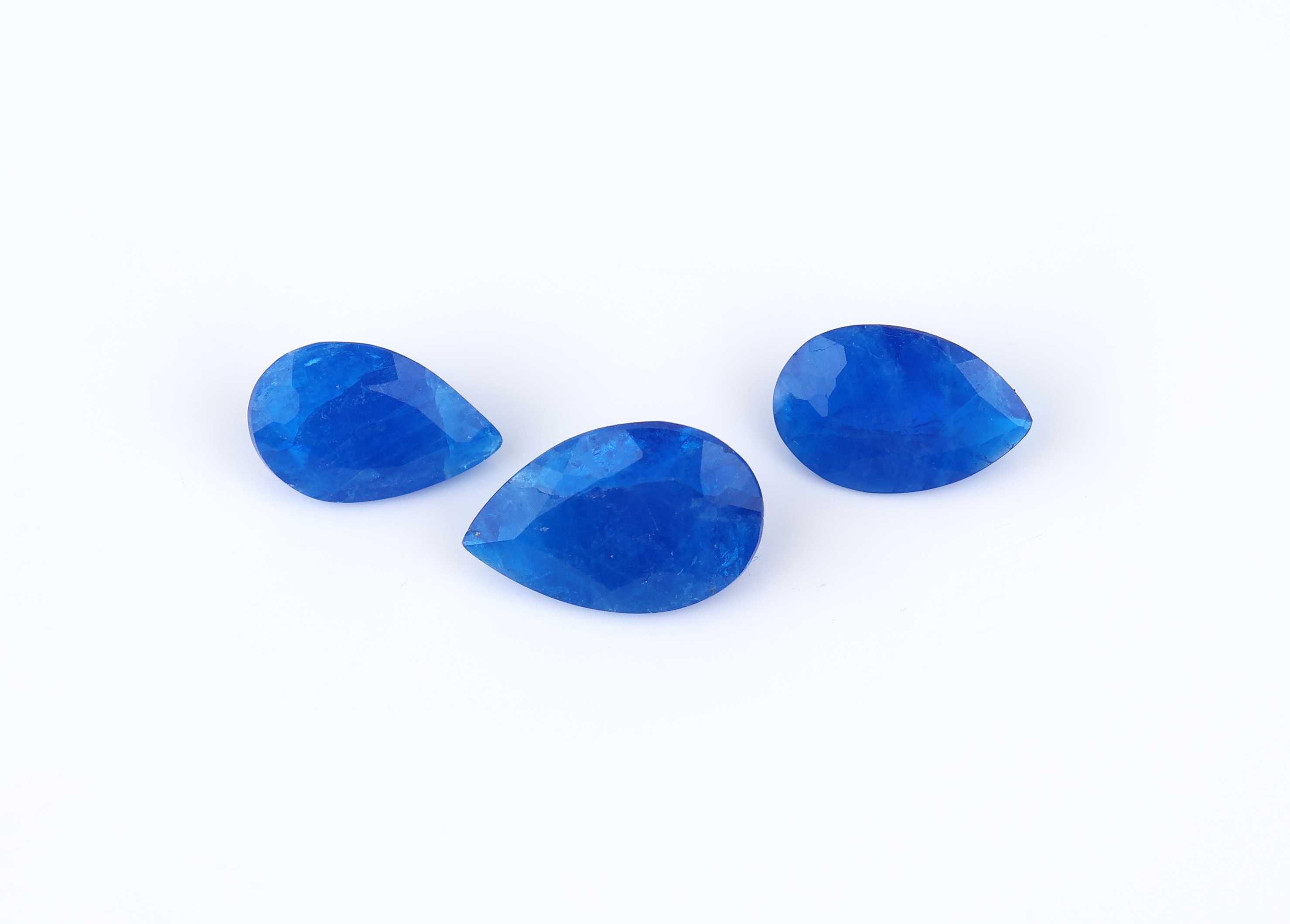 Lot 3 lose Hauyne, zus. ca. 1.30 ct, facett. Tropfenschliff, von intensivem Blau,