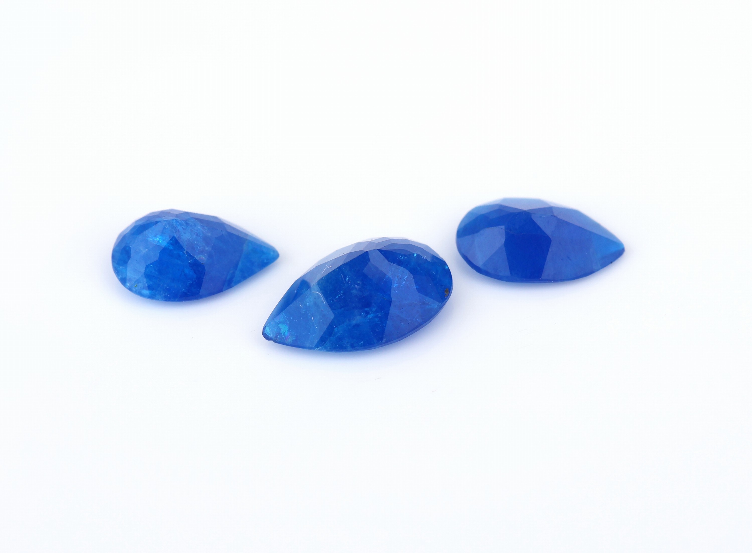 Detail a: Lot 3 lose Hauyne, zus. ca. 1.30 ct, facett. Tropfenschliff, von intensivem Blau,
