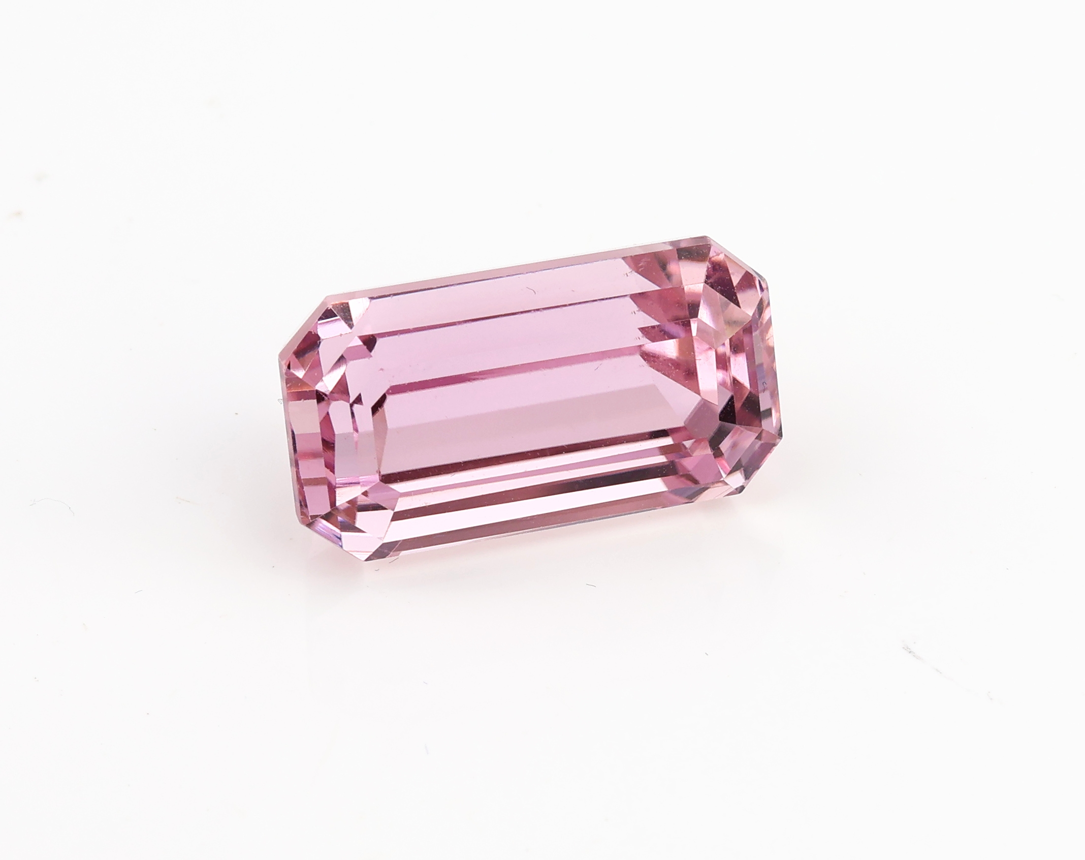 Detail a: Loser Kunzit ca. 21.65 ct, im Emerald -Cut, ca. 19 x 10.4 x 11.1 mm