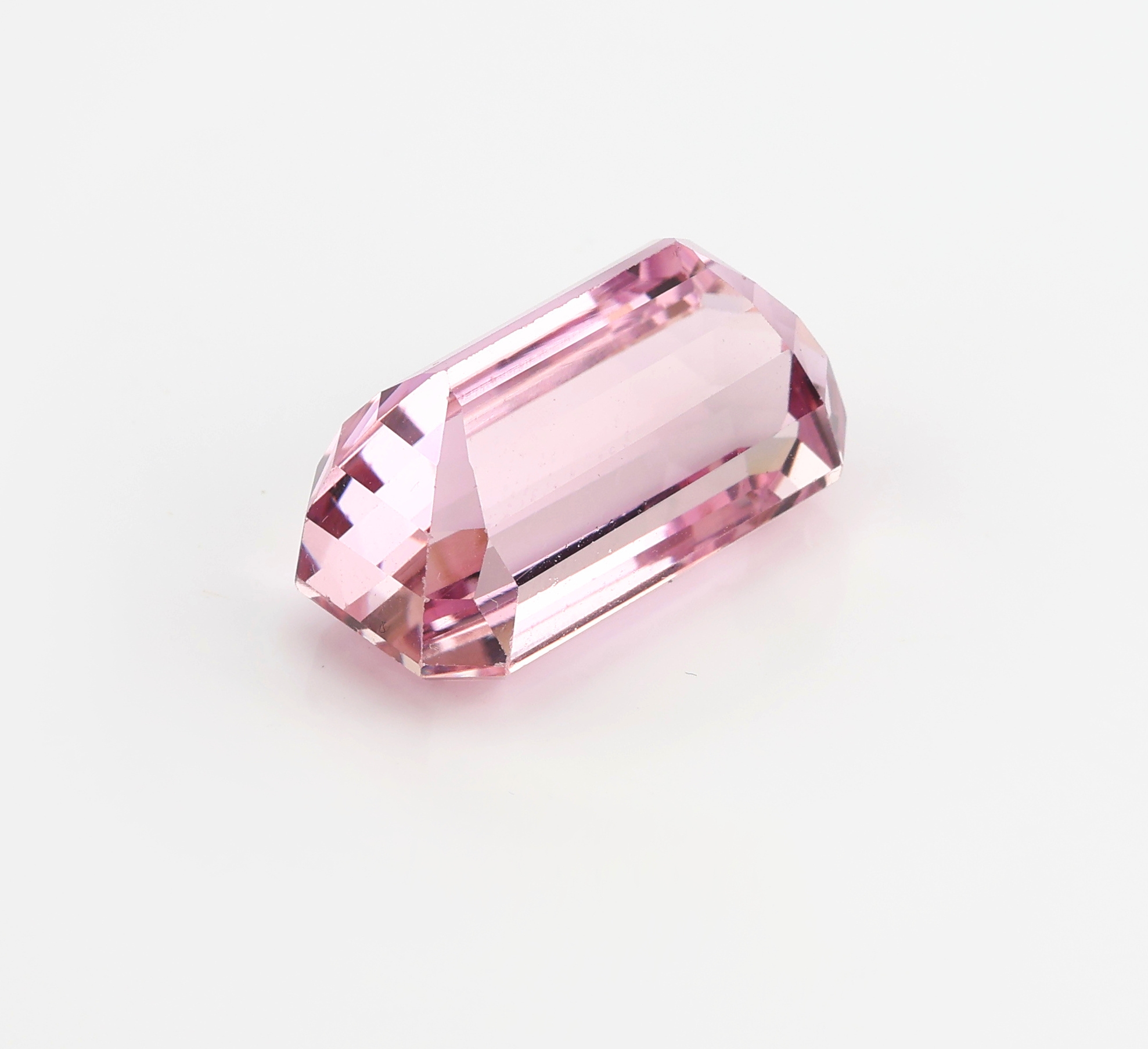 Detail b: Loser Kunzit ca. 21.65 ct, im Emerald -Cut, ca. 19 x 10.4 x 11.1 mm