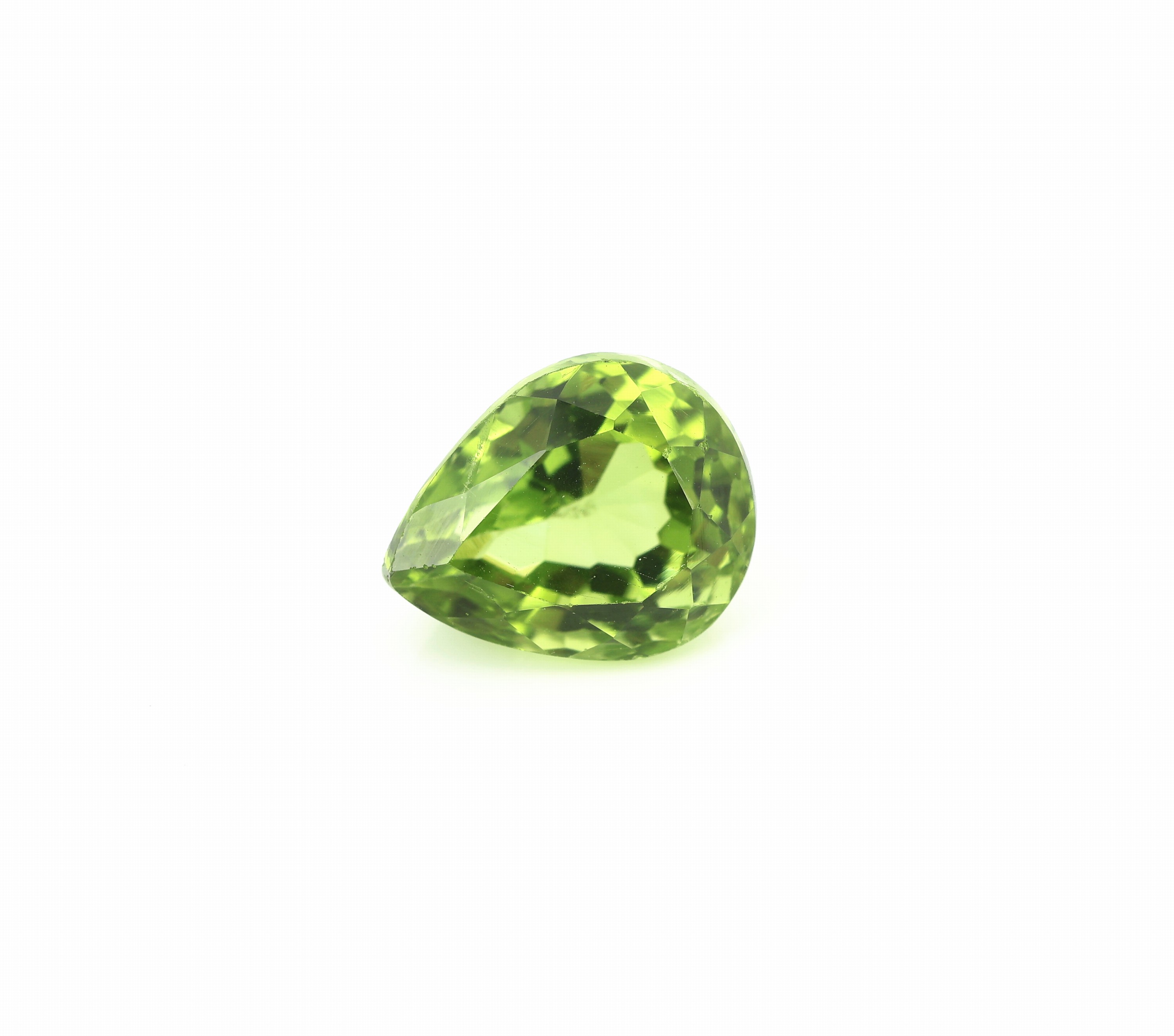 Loser Peridot ca. 5.70 ct, facett. Tropfenschliff, ca. 11.5 x 9.3 x 7.4 mm