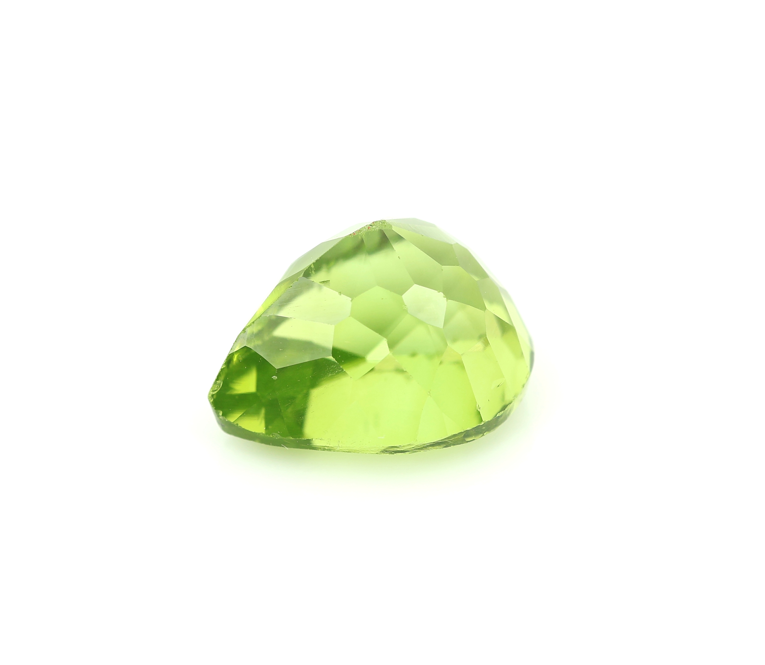 Detail a: Loser Peridot ca. 5.70 ct, facett. Tropfenschliff, ca. 11.5 x 9.3 x 7.4 mm