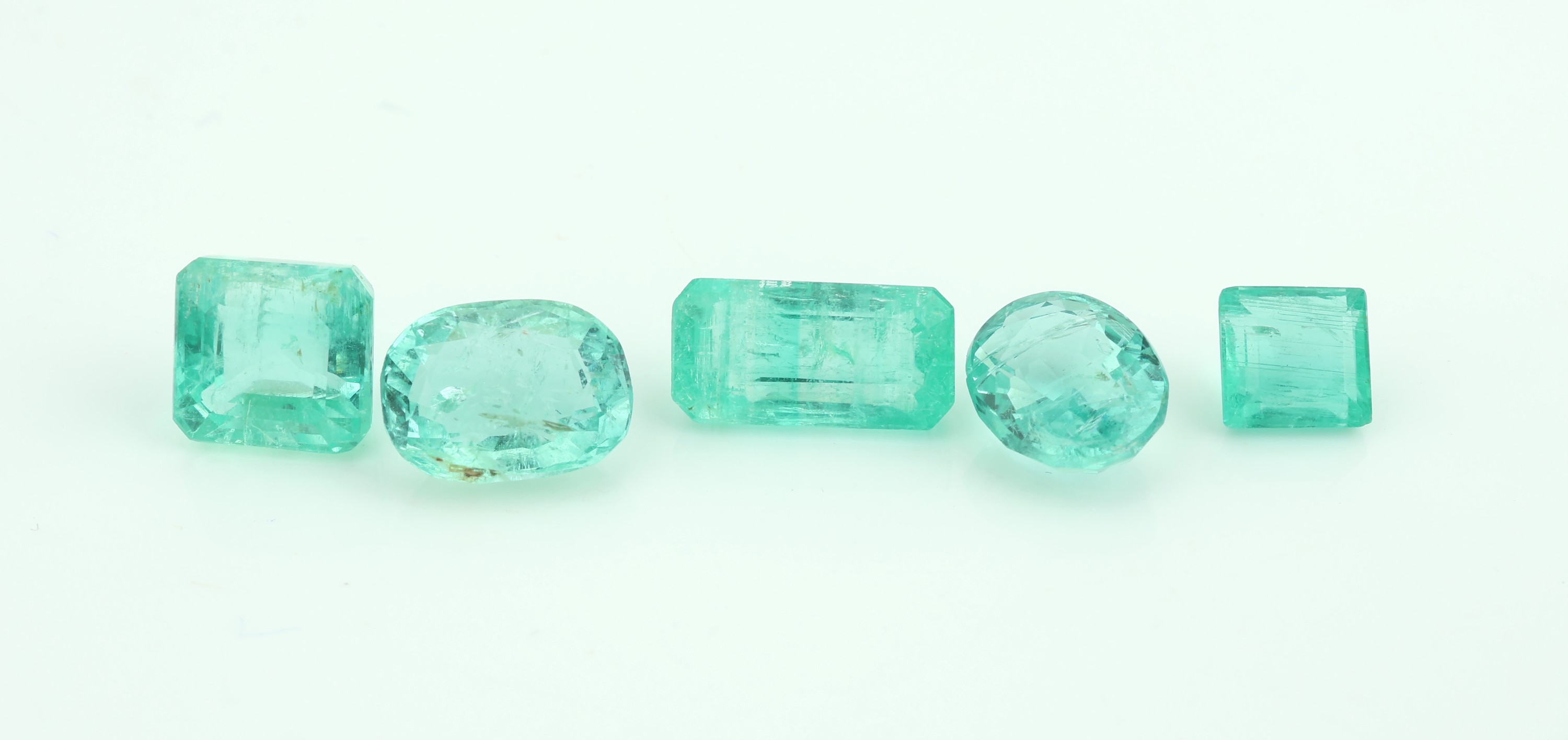 Lot 5 lose Smaragde zus. ca. 3.90 ct, in versch. Formen und Größen