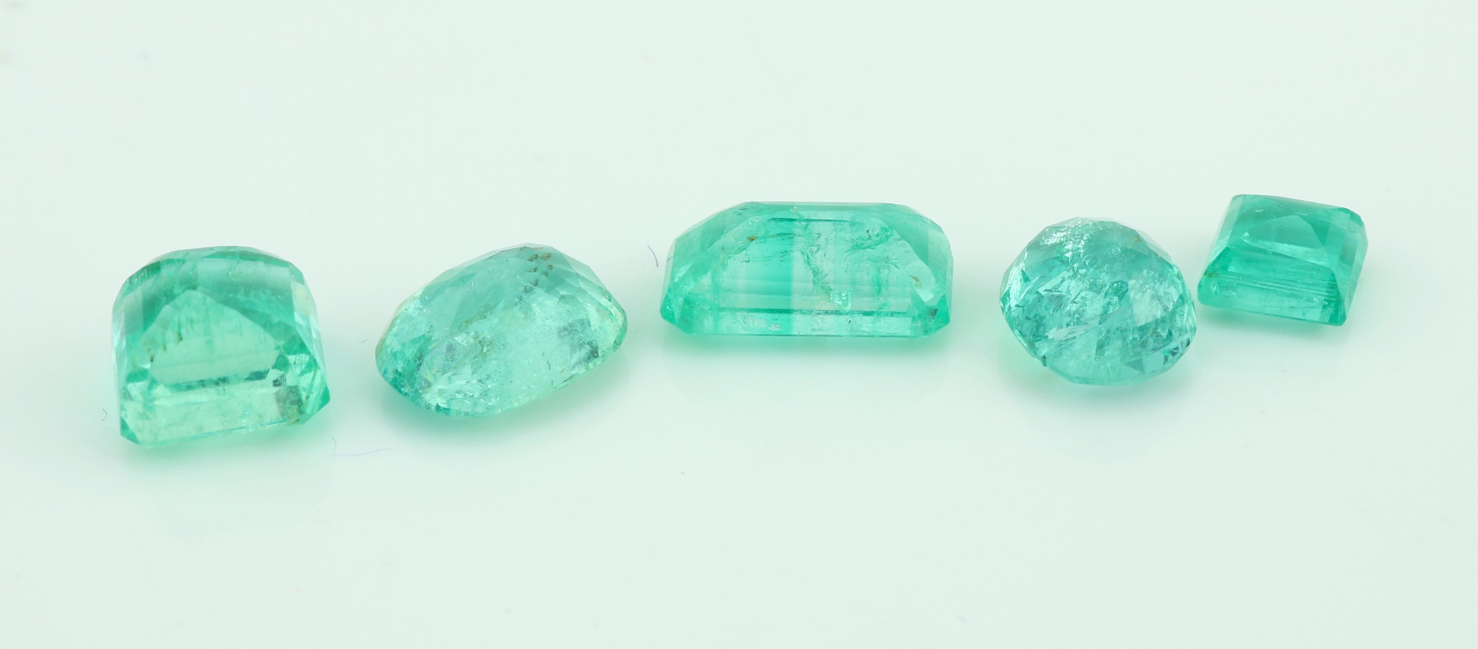 Detail a: Lot 5 lose Smaragde zus. ca. 3.90 ct, in versch. Formen und Größen
