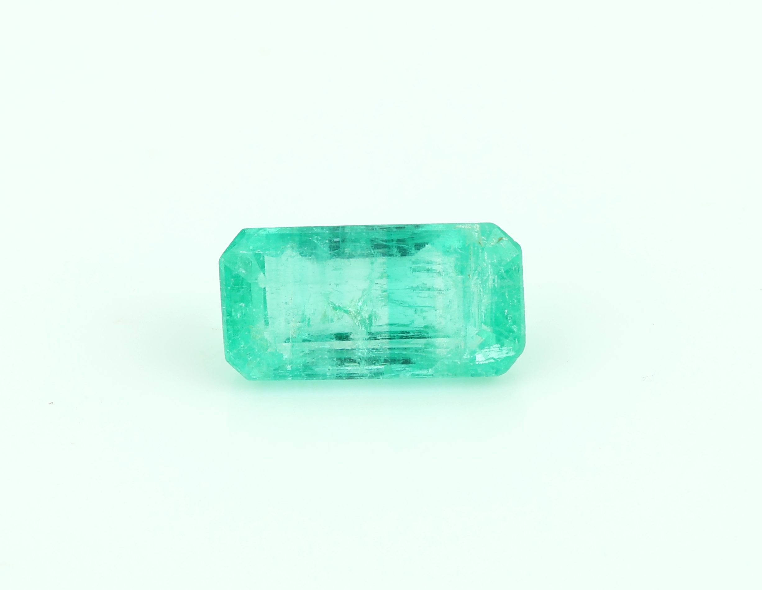 Detail b: Lot 5 lose Smaragde zus. ca. 3.90 ct, in versch. Formen und Größen