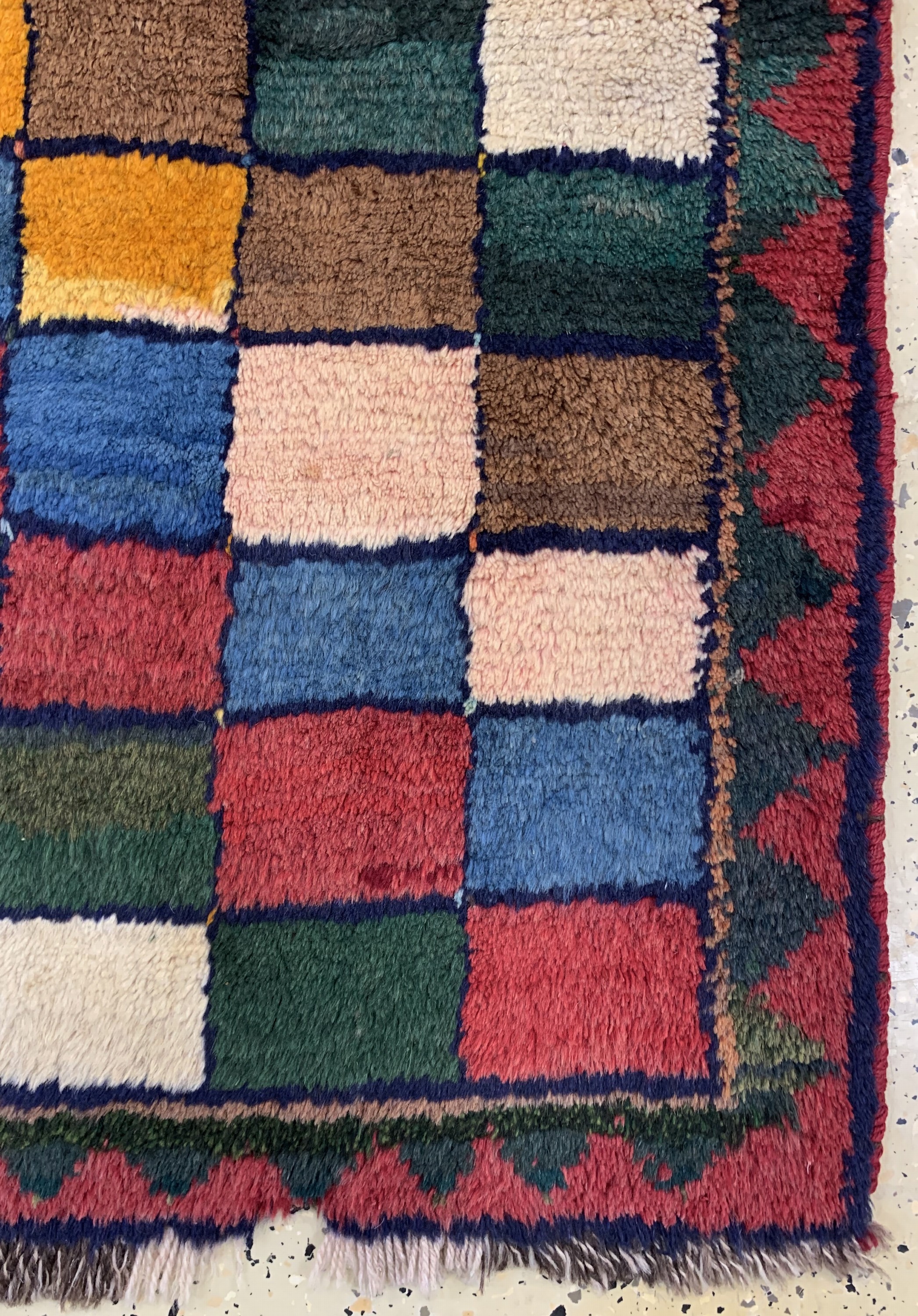 Detail a: Gabbeh antik, Persien, um 1900, Wolle auf Wolle, ca. 140 x 104 cm, EHZ: 2, (Fransen leicht beschädigt)