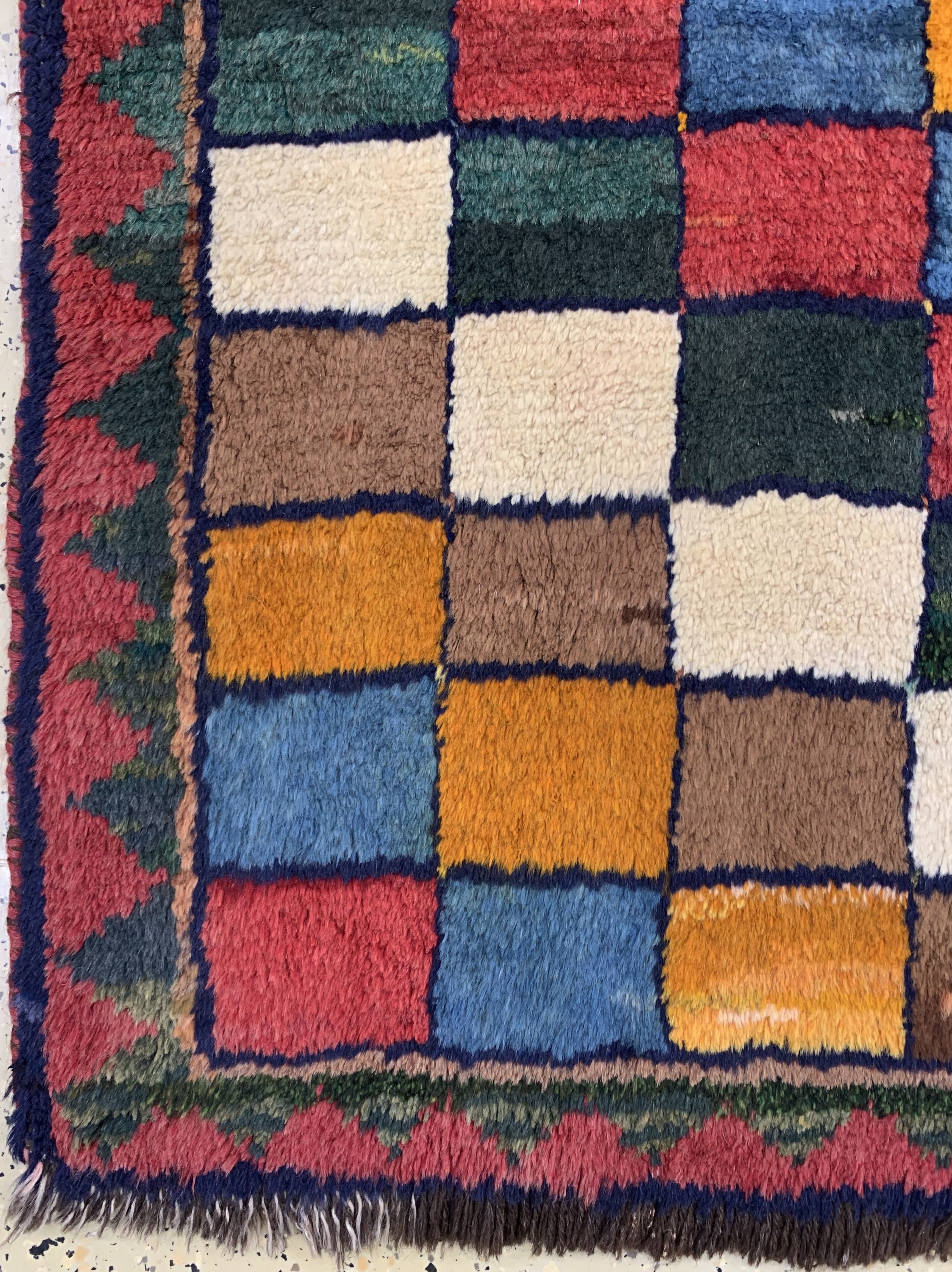 Detail b: Gabbeh antik, Persien, um 1900, Wolle auf Wolle, ca. 140 x 104 cm, EHZ: 2, (Fransen leicht beschädigt)