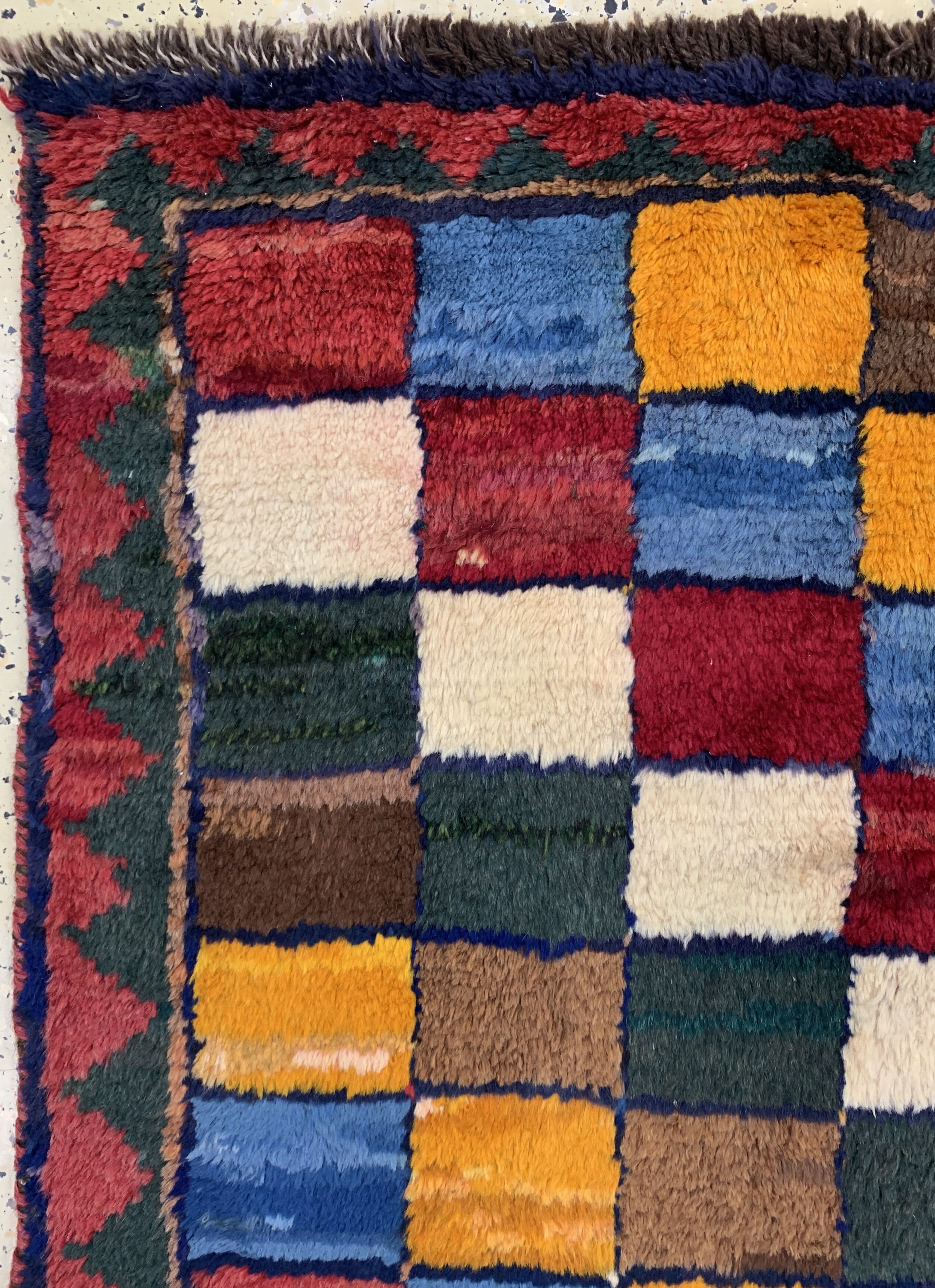 Detail c: Gabbeh antik, Persien, um 1900, Wolle auf Wolle, ca. 140 x 104 cm, EHZ: 2, (Fransen leicht beschädigt)