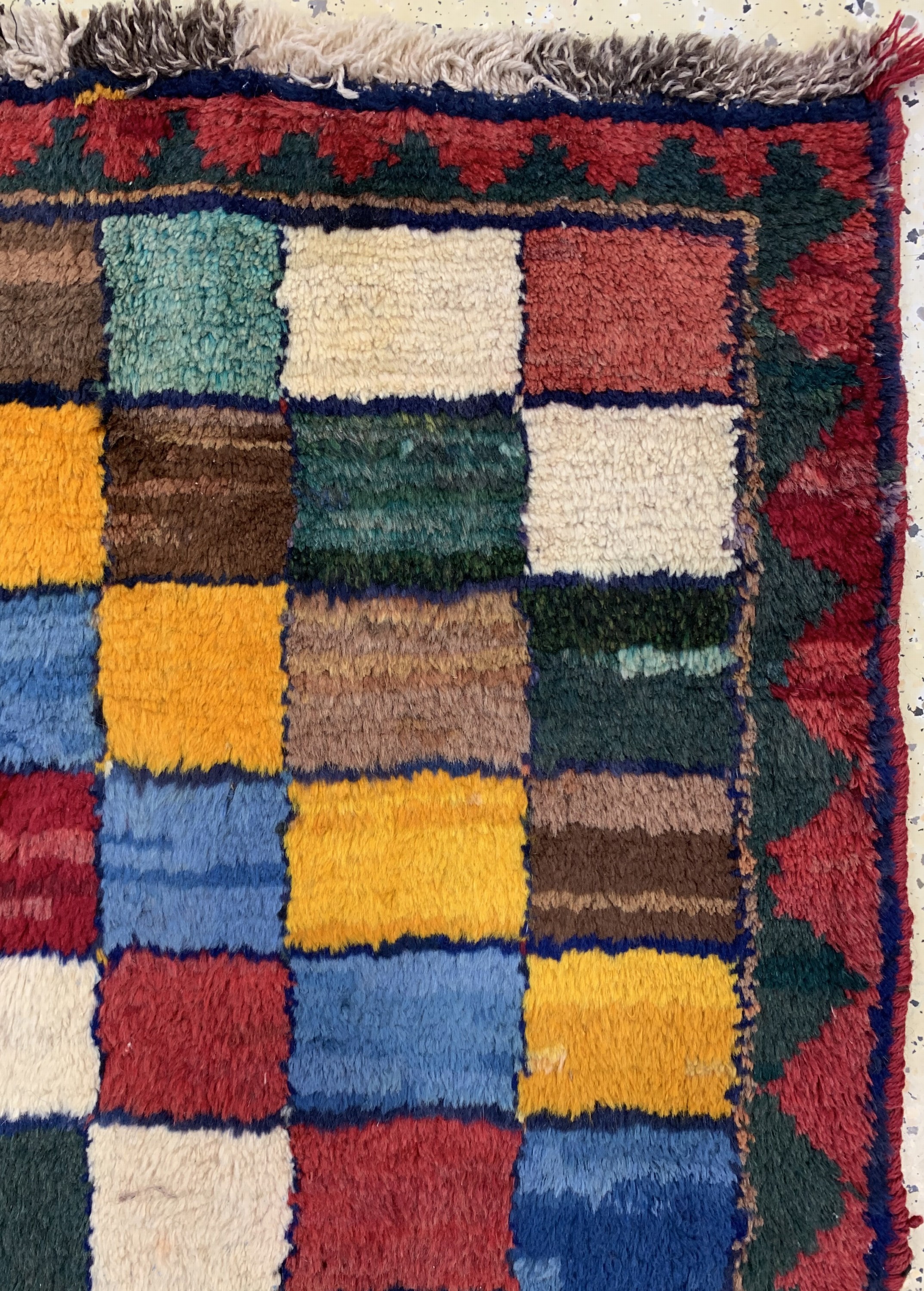 Detail d: Gabbeh antik, Persien, um 1900, Wolle auf Wolle, ca. 140 x 104 cm, EHZ: 2, (Fransen leicht beschädigt)