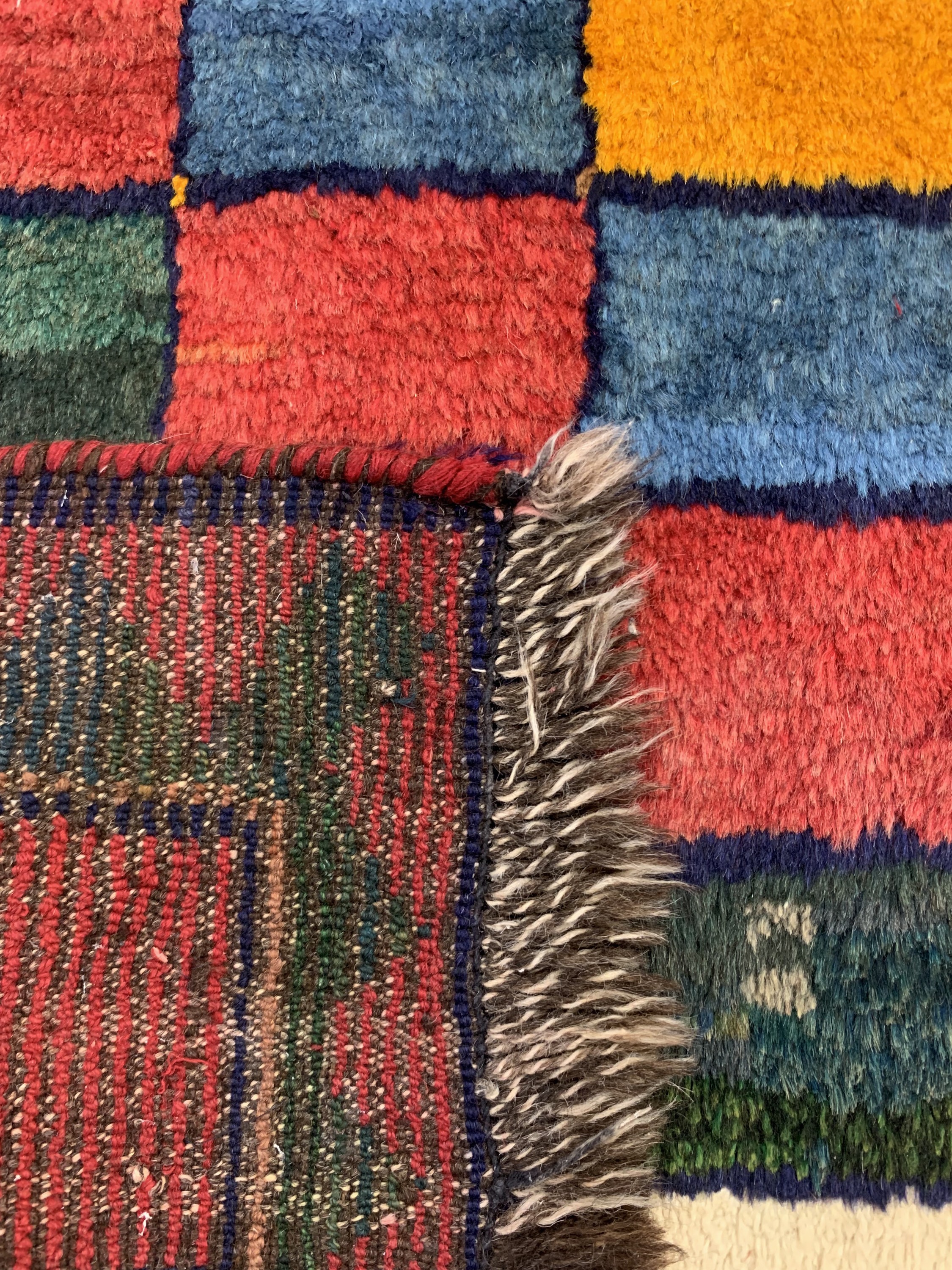 Detail e: Gabbeh antik, Persien, um 1900, Wolle auf Wolle, ca. 140 x 104 cm, EHZ: 2, (Fransen leicht beschädigt)