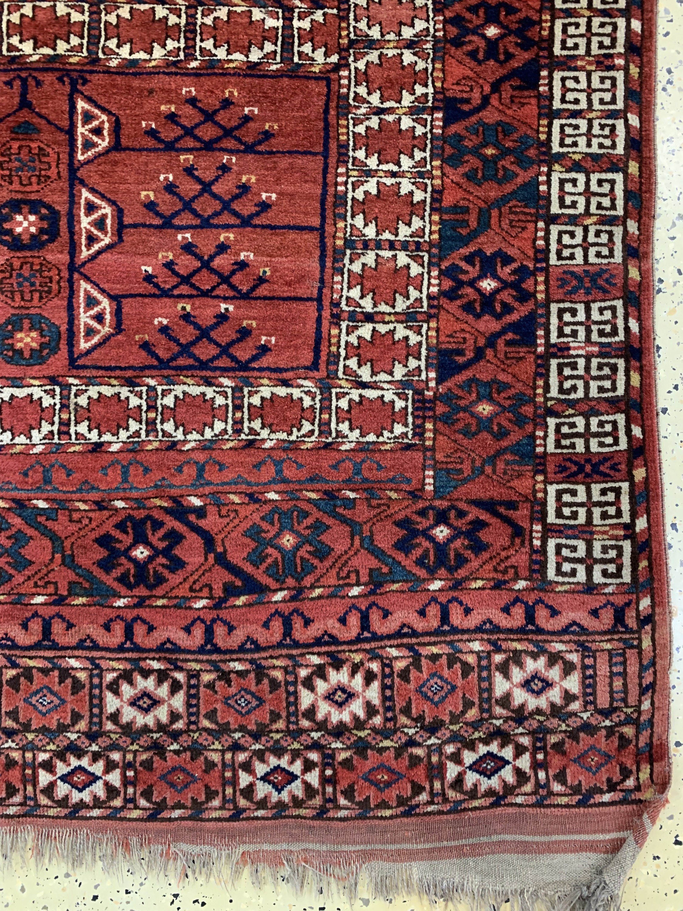 Detail a: Ersari Engsi antik, Turkmenistan, 19.Jhd, Wolle auf Wolle, ca. 175 x 130 cm, EHZ: 3-4, (Eck beschädigt)