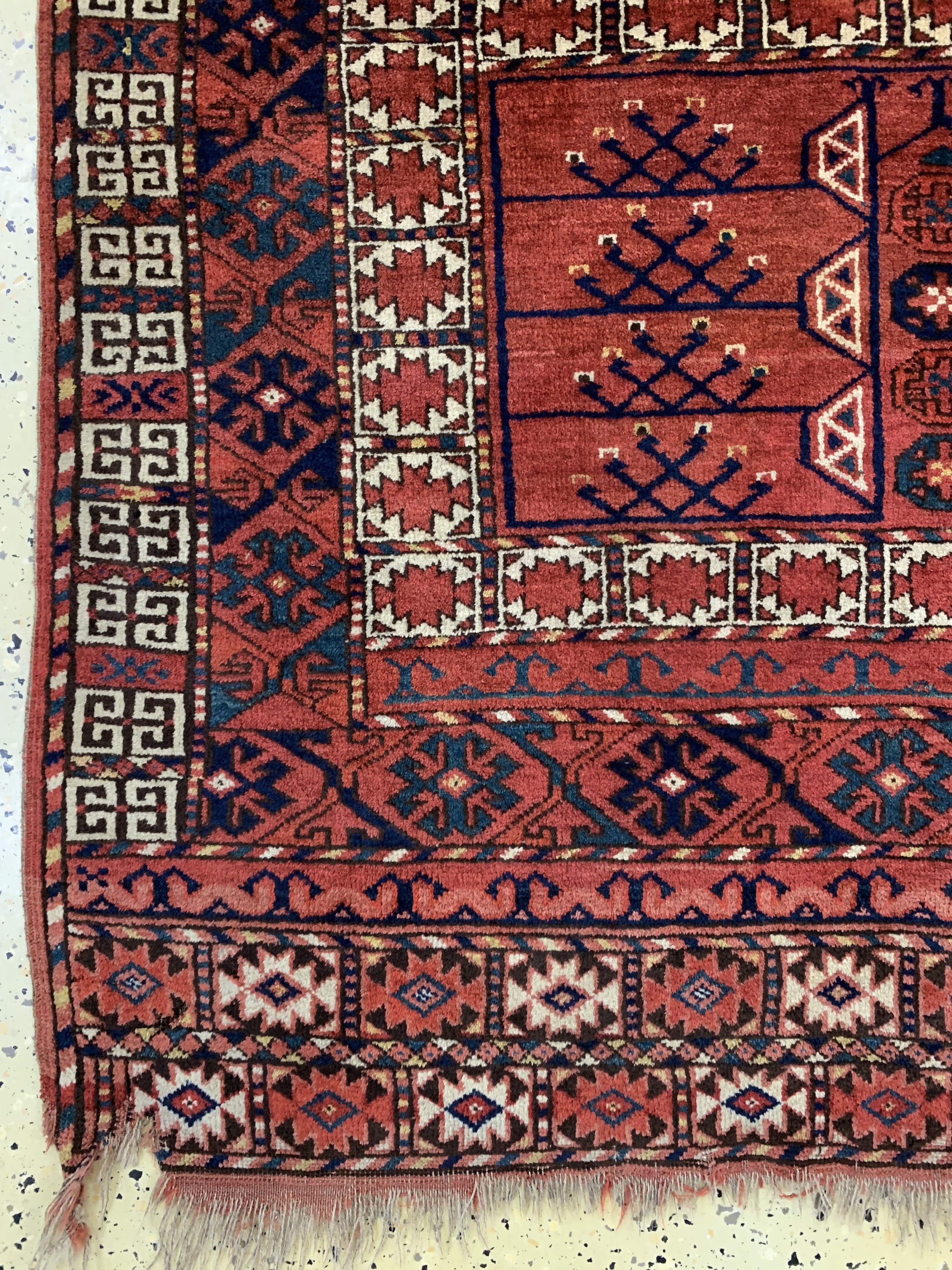Detail b: Ersari Engsi antik, Turkmenistan, 19.Jhd, Wolle auf Wolle, ca. 175 x 130 cm, EHZ: 3-4, (Eck beschädigt)