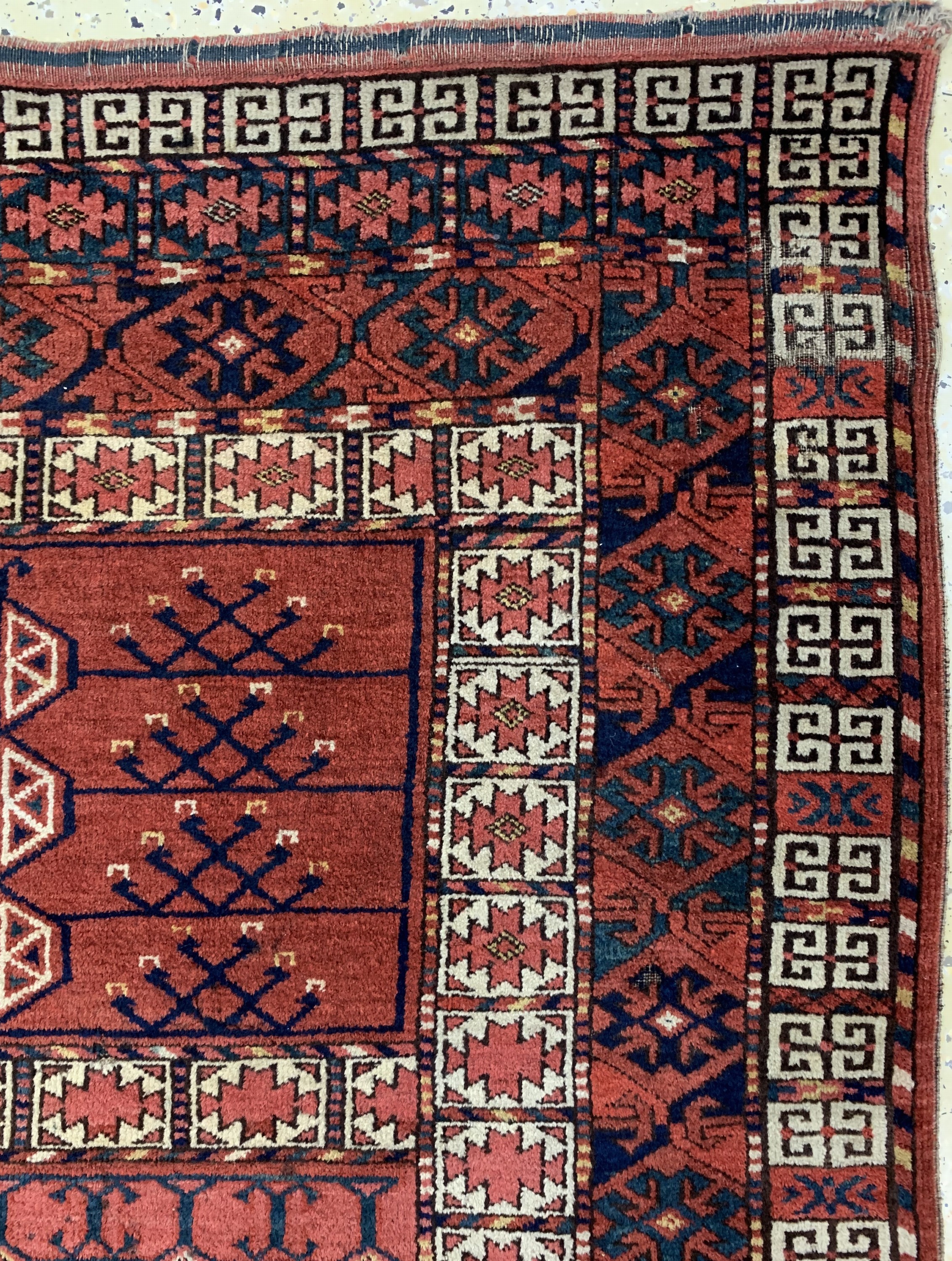 Detail d: Ersari Engsi antik, Turkmenistan, 19.Jhd, Wolle auf Wolle, ca. 175 x 130 cm, EHZ: 3-4, (Eck beschädigt)