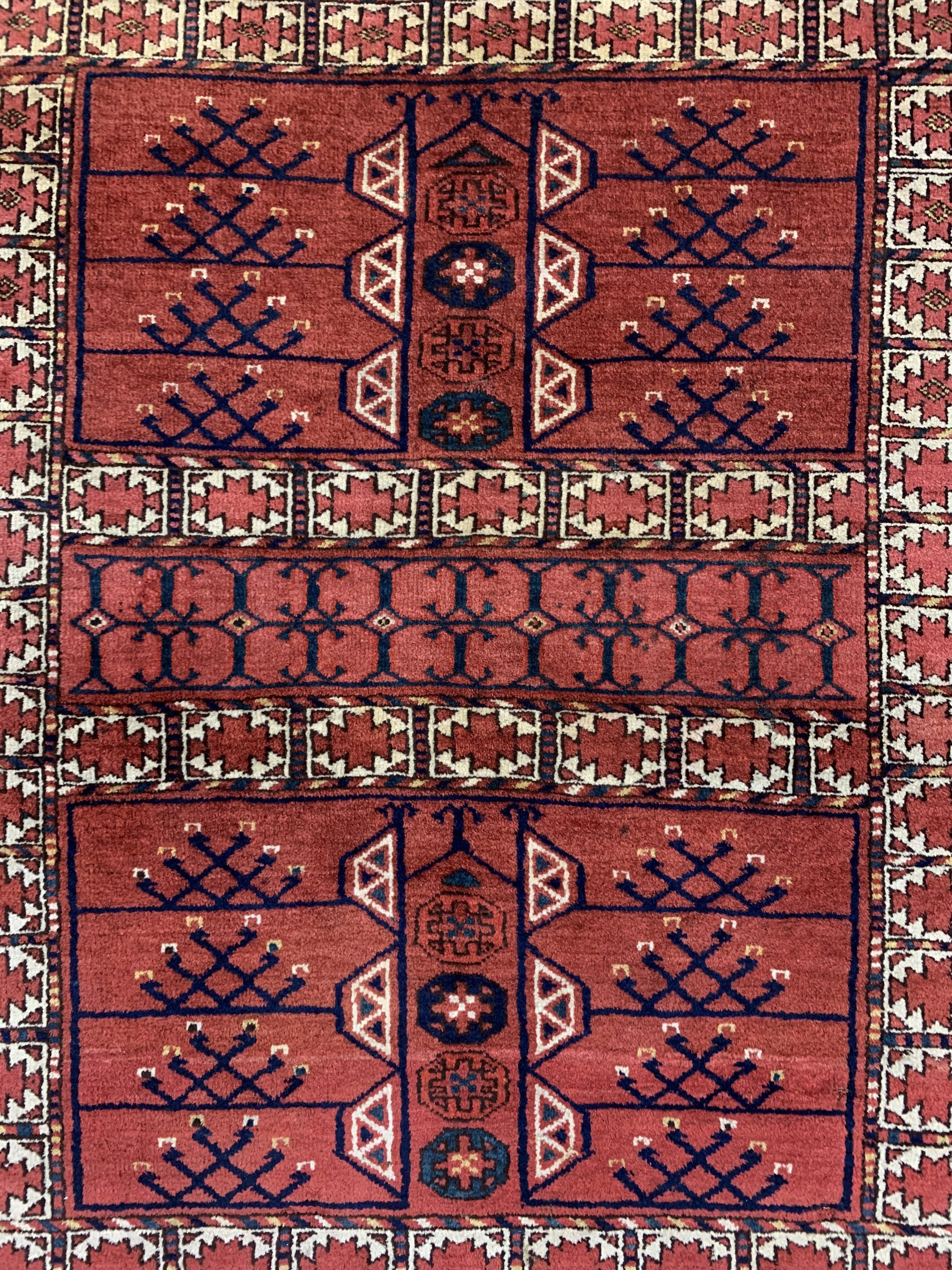 Detail e: Ersari Engsi antik, Turkmenistan, 19.Jhd, Wolle auf Wolle, ca. 175 x 130 cm, EHZ: 3-4, (Eck beschädigt)