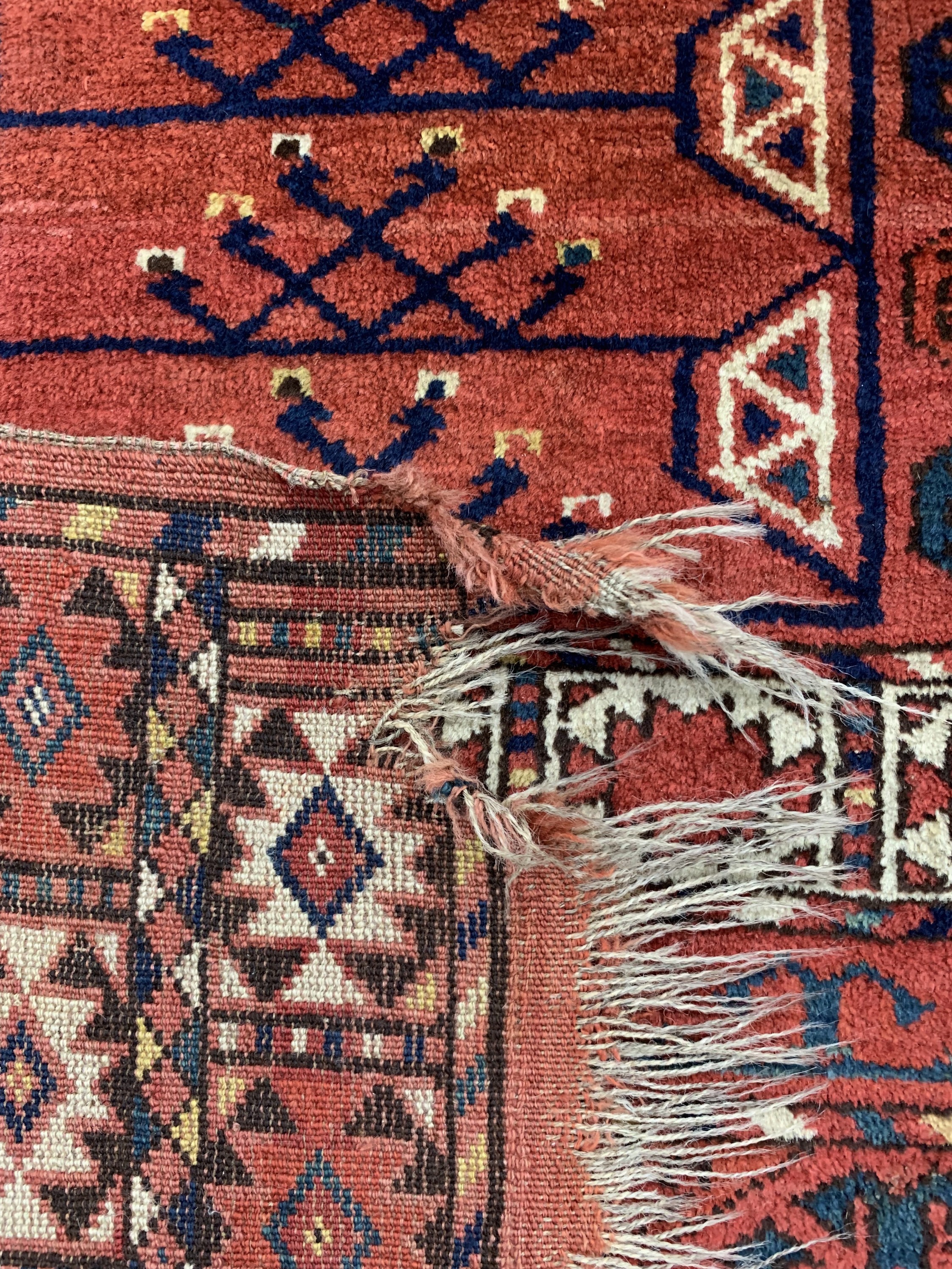 Detail g: Ersari Engsi antik, Turkmenistan, 19.Jhd, Wolle auf Wolle, ca. 175 x 130 cm, EHZ: 3-4, (Eck beschädigt)