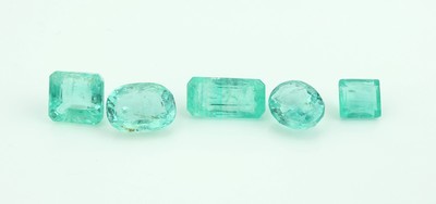 Image Lot 5 loose emeralds total approx. 3.90 ct, indifferent shapes and sizes Valuation Price: ...