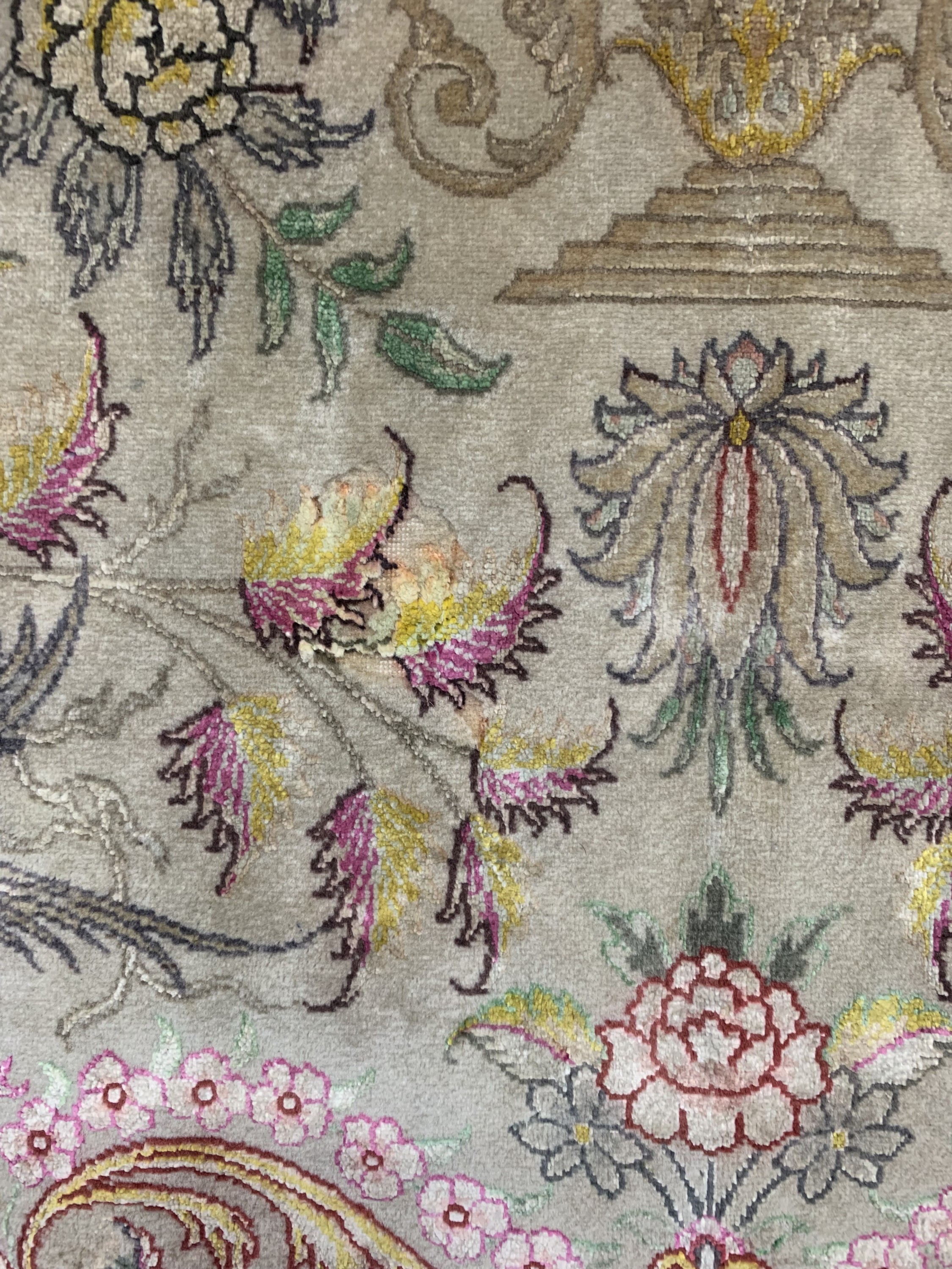 Detail c: Täbriz fein(50 Raj), Persien, Mitte 20.Jhd,Korkwolle mit Seide, ca. 204 x 147 cm, Mottenfraß, EHZ: 2-3