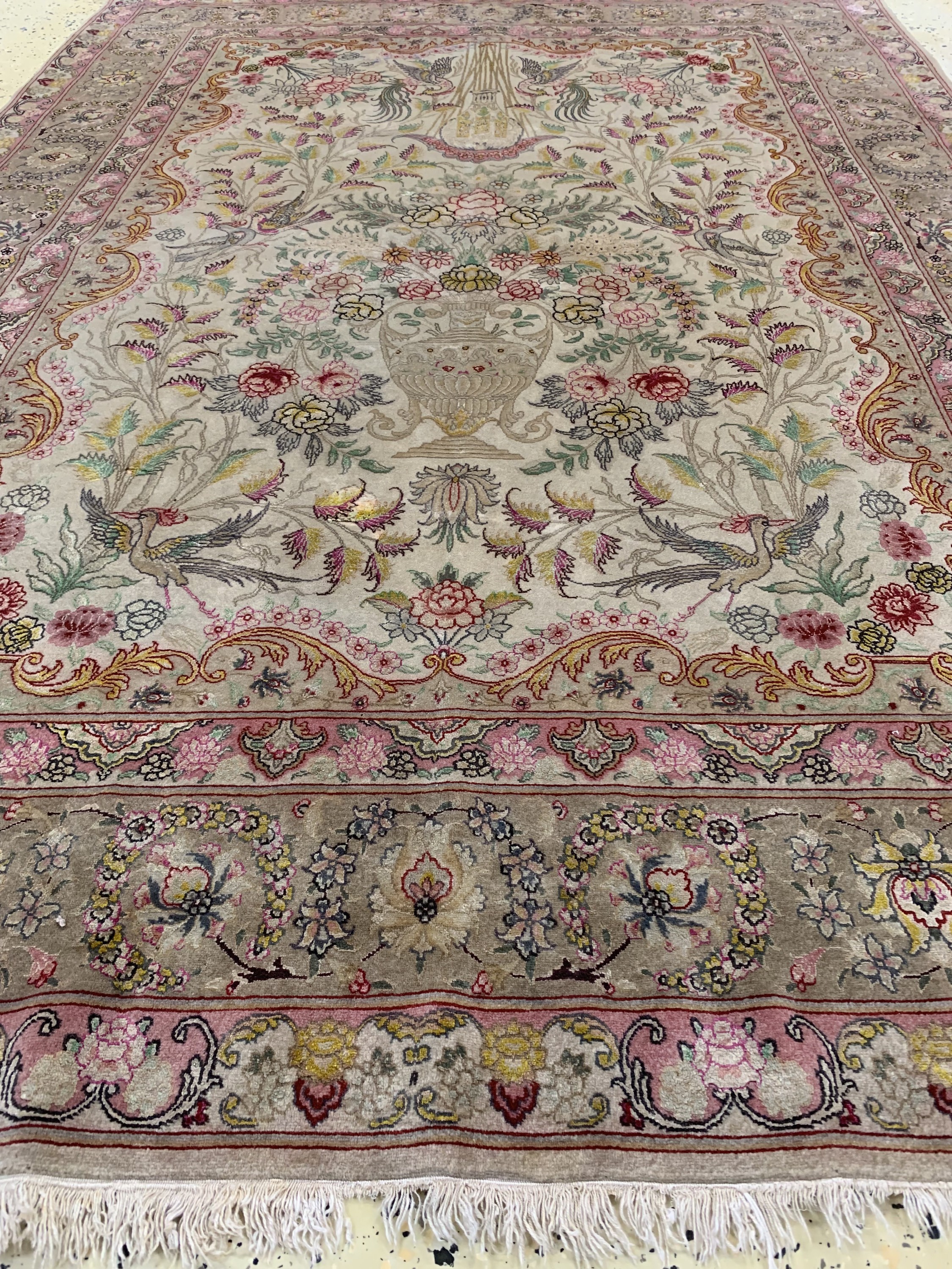 Detail e: Täbriz fein(50 Raj), Persien, Mitte 20.Jhd,Korkwolle mit Seide, ca. 204 x 147 cm, Mottenfraß, EHZ: 2-3