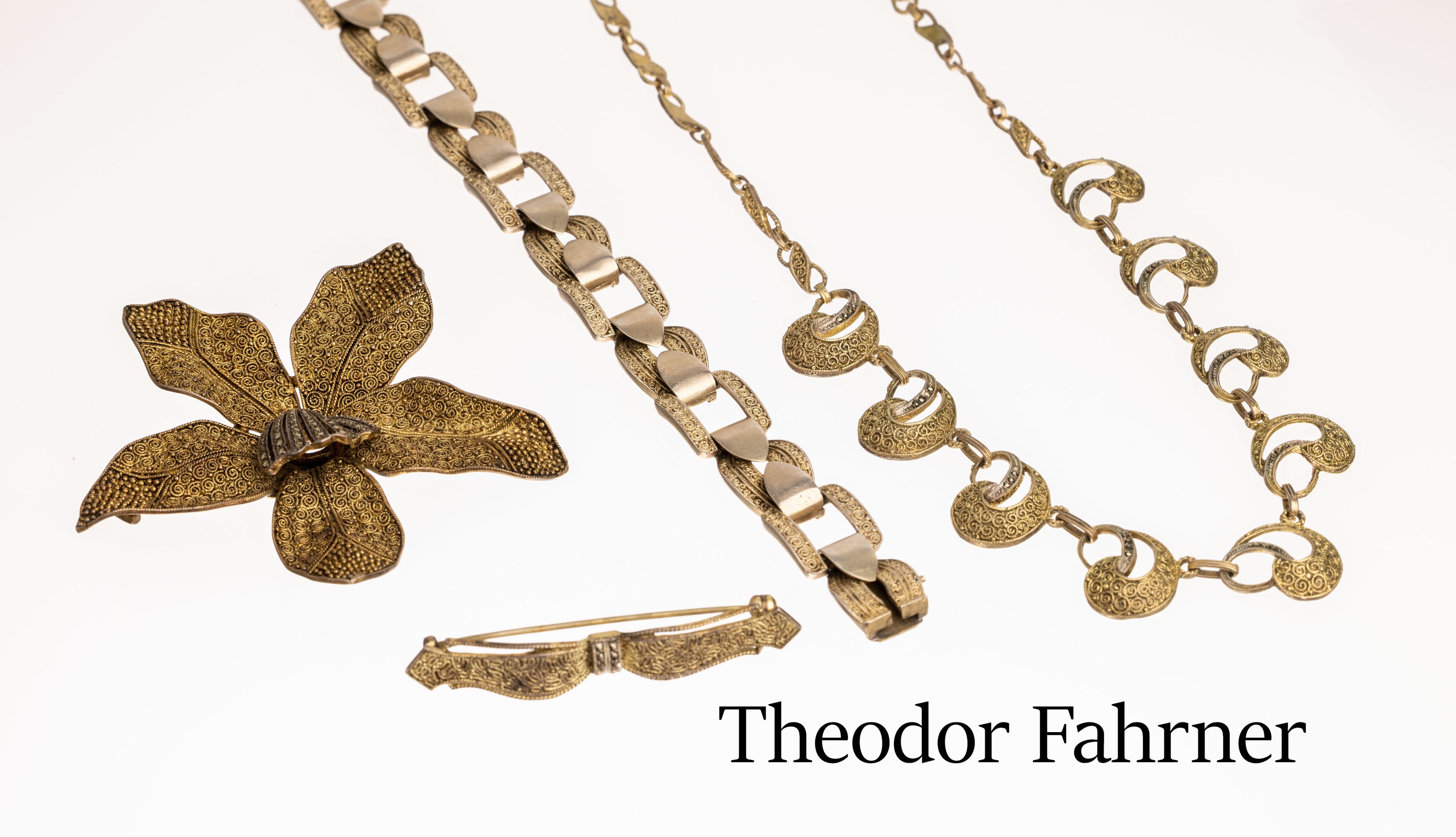 Konvolut Schmuck THEODOR FAHRNER, Pforzheim 1930er Jahre, 925er Silber vergoldet, sogn. Kräuselfahrner, TF ligiert bzw. Original Fahrner, best. ...