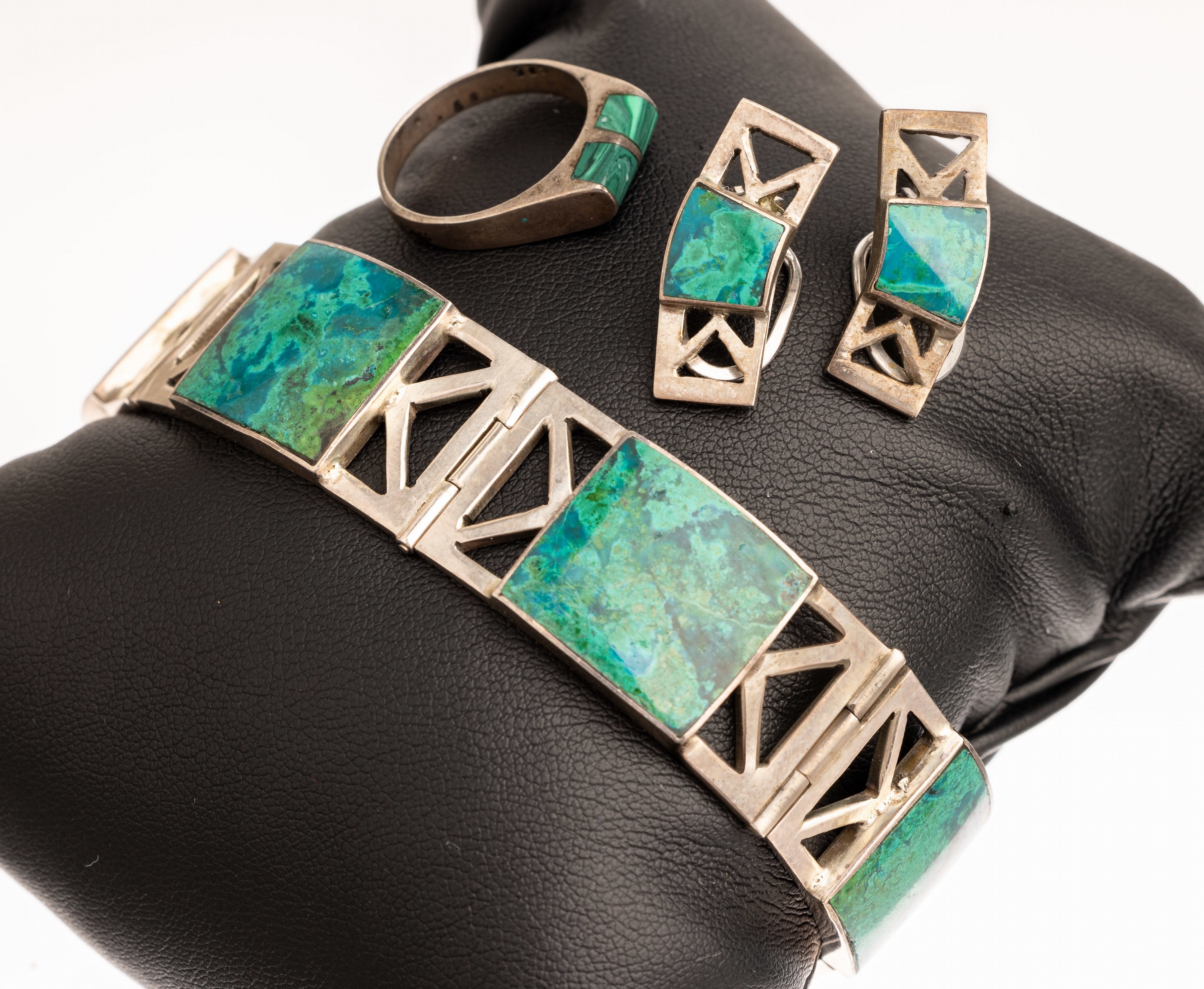 3-teil. Schmuckset, Mexiko, 925er Silber, best. aus: Armband, Paar Ohrclips und Ring, Malachit-Azurit-Einlagen, sign. TILO, L. ca. 20 cm, RW 53
