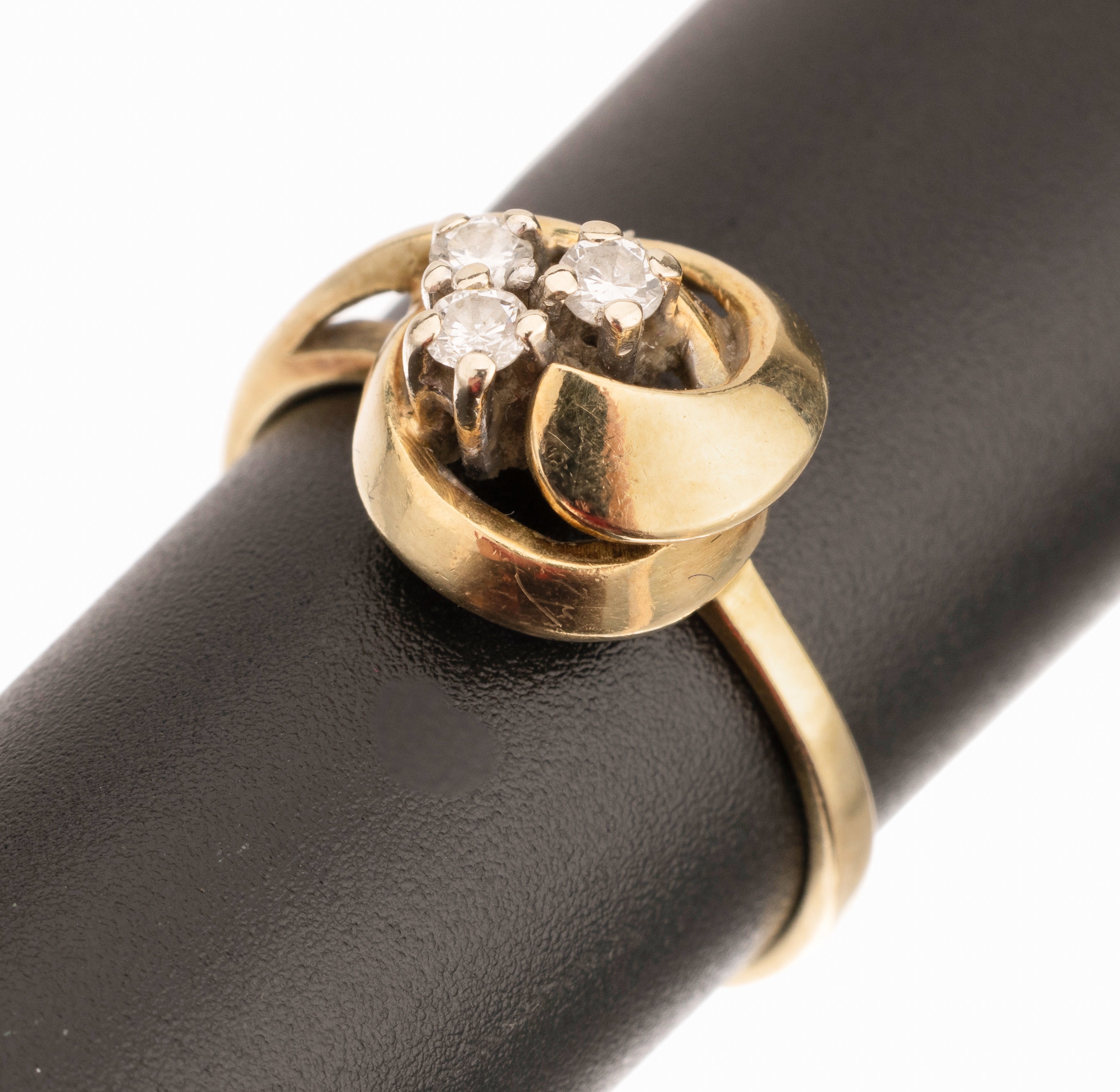 14 kt Gold Brillant-Ring, GG 585/000, 3 Brillanten zus. ca. 0.18 ct (grav.) Weiß/si,ca. 3.2 g, RW 55