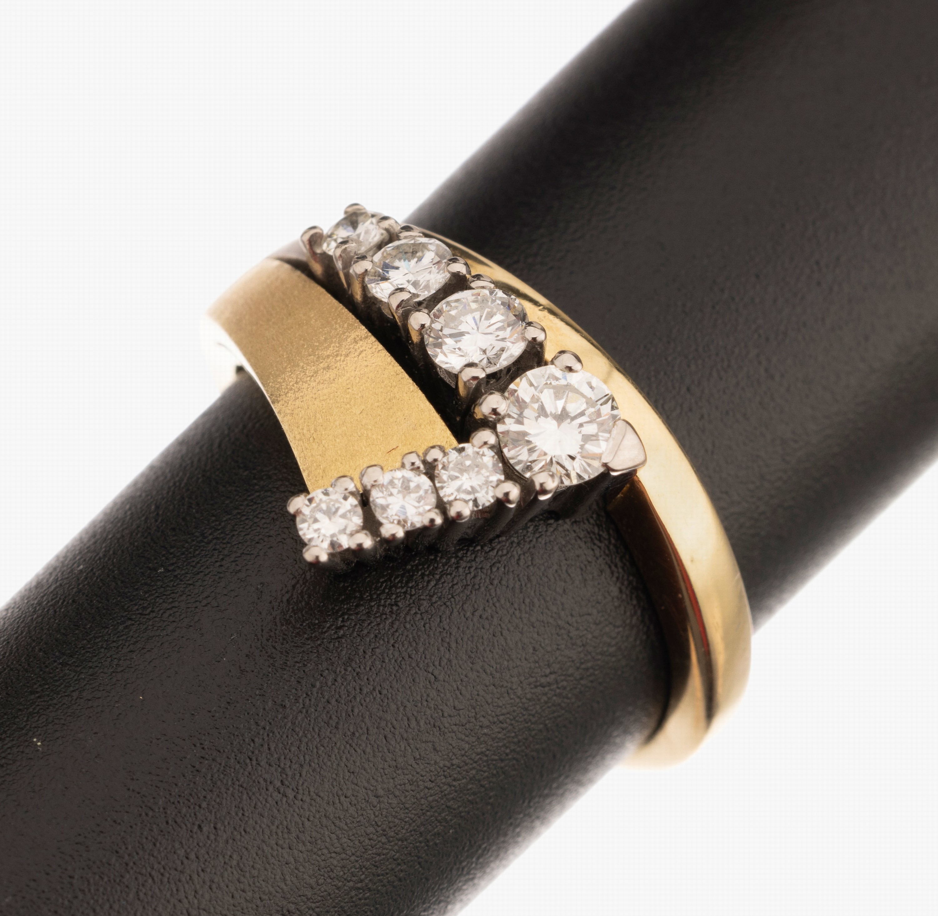 18 kt Gold Brillant-Ring, GG/WG 750/000, teilsatiniert, Meistermarke MENRATH ULM, 7 Brillanten im Verlauf zus. ca. 0.58 ct feines Weiß/vs-si, ca. ...