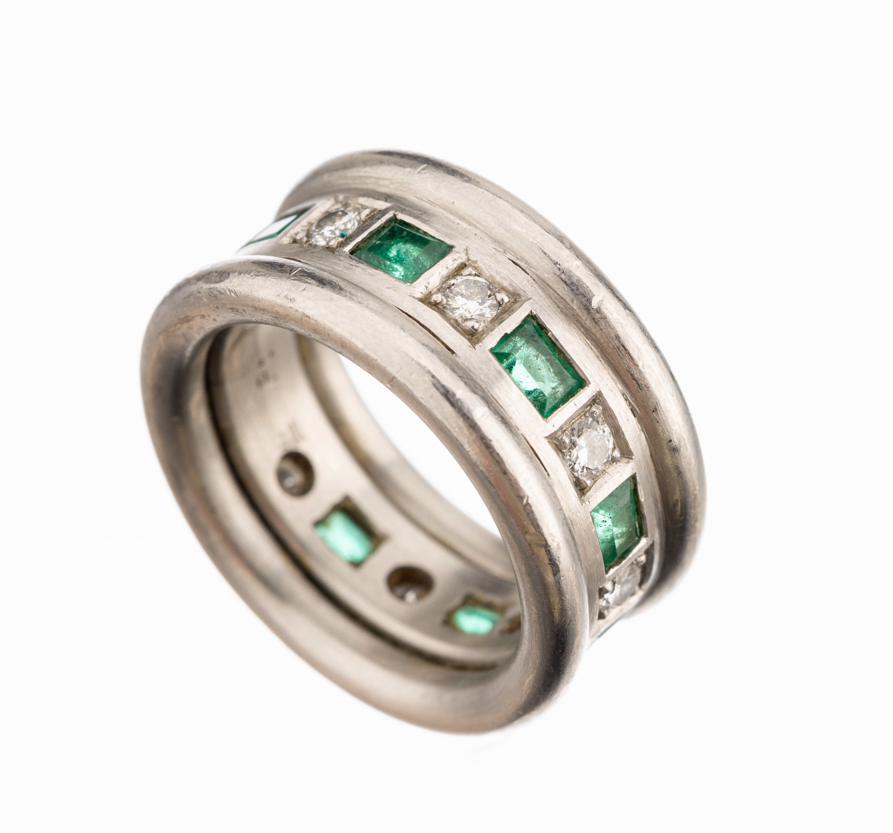 Platin Smaragd-Brillant-Ring, Platin, 7 Smaragd-Baguettes zus. ca. 0.56 ct, 8 Brillanten zus. ca. 0.40 ct feines Weiß/vs, ca. 24.2 g, RW 54, ...
