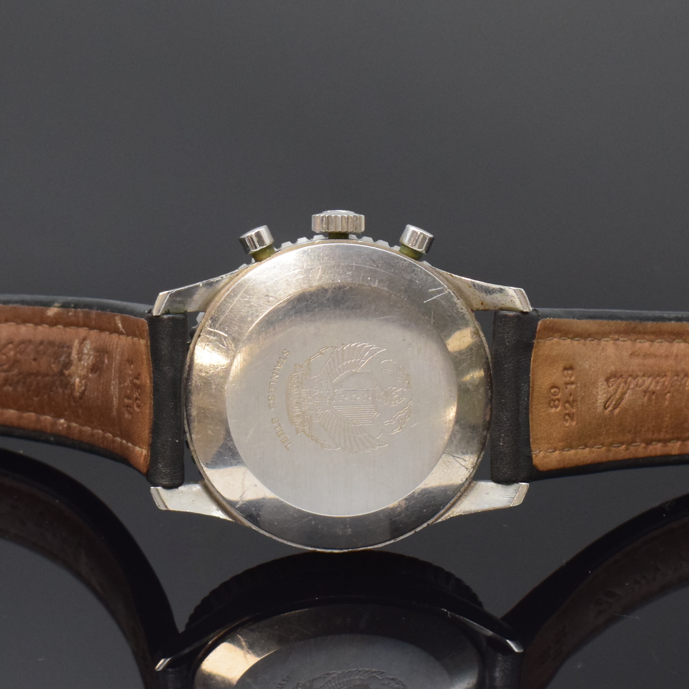 Detail d: BREITLING Schaltradchronograph Navitimer für die Irakische Luftwaffe, Schweiz um 1960, Handaufzug, 3-tlg. Edelstahlgeh., aufgedr. Boden m. ...