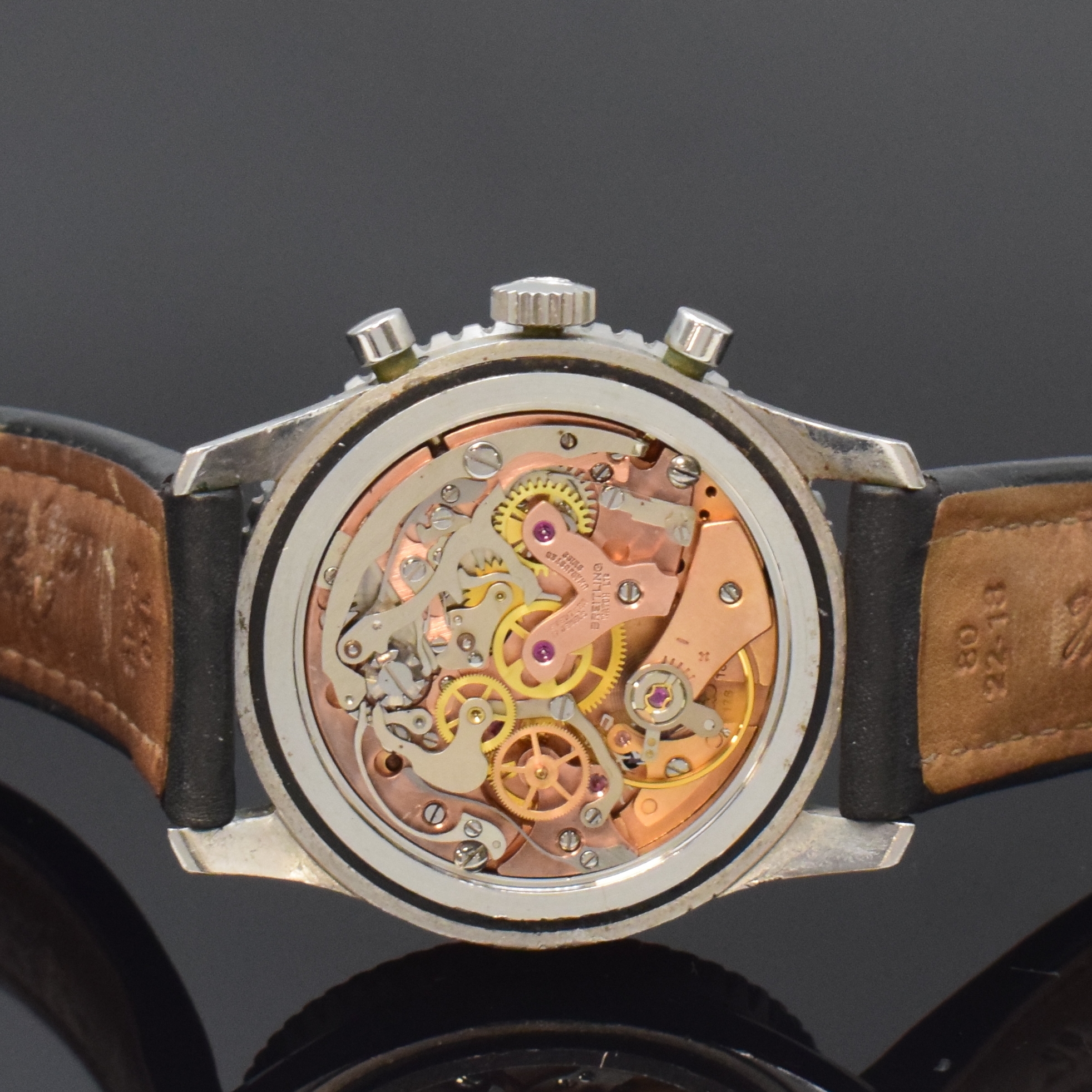 Detail e: BREITLING Schaltradchronograph Navitimer für die Irakische Luftwaffe, Schweiz um 1960, Handaufzug, 3-tlg. Edelstahlgeh., aufgedr. Boden m. ...