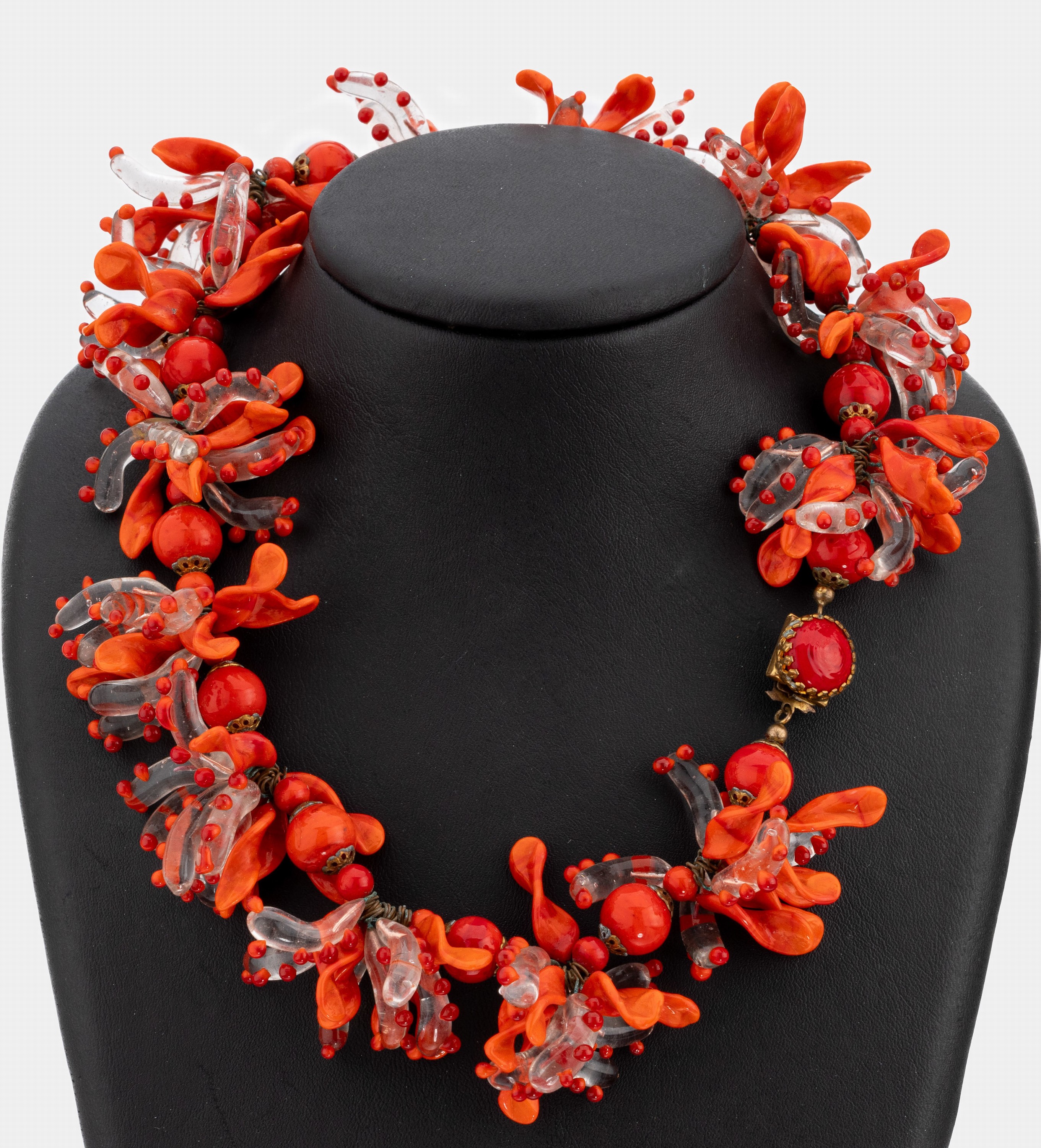 Collier, Murano 1950er Jahre, korallenfarb. und farblose Glaselemente zu abstrakter Blütenform verwoben, farblose Glaselemente mit aufgetropften ...