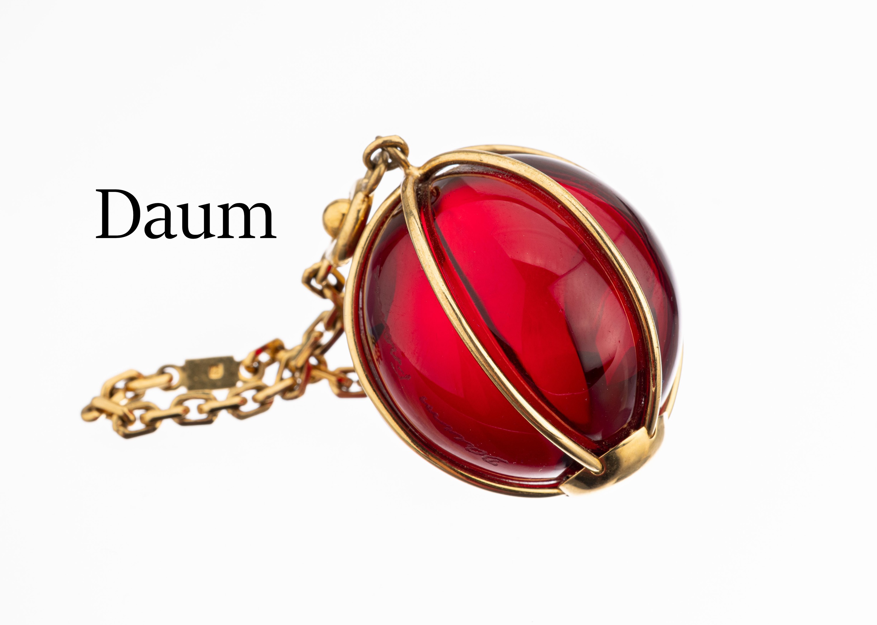 Schlüsselanhänger Daum, Metall vergoldet, rote Glaskugel Durchm. ca. 32.7 mm, L. ca. 10 cm