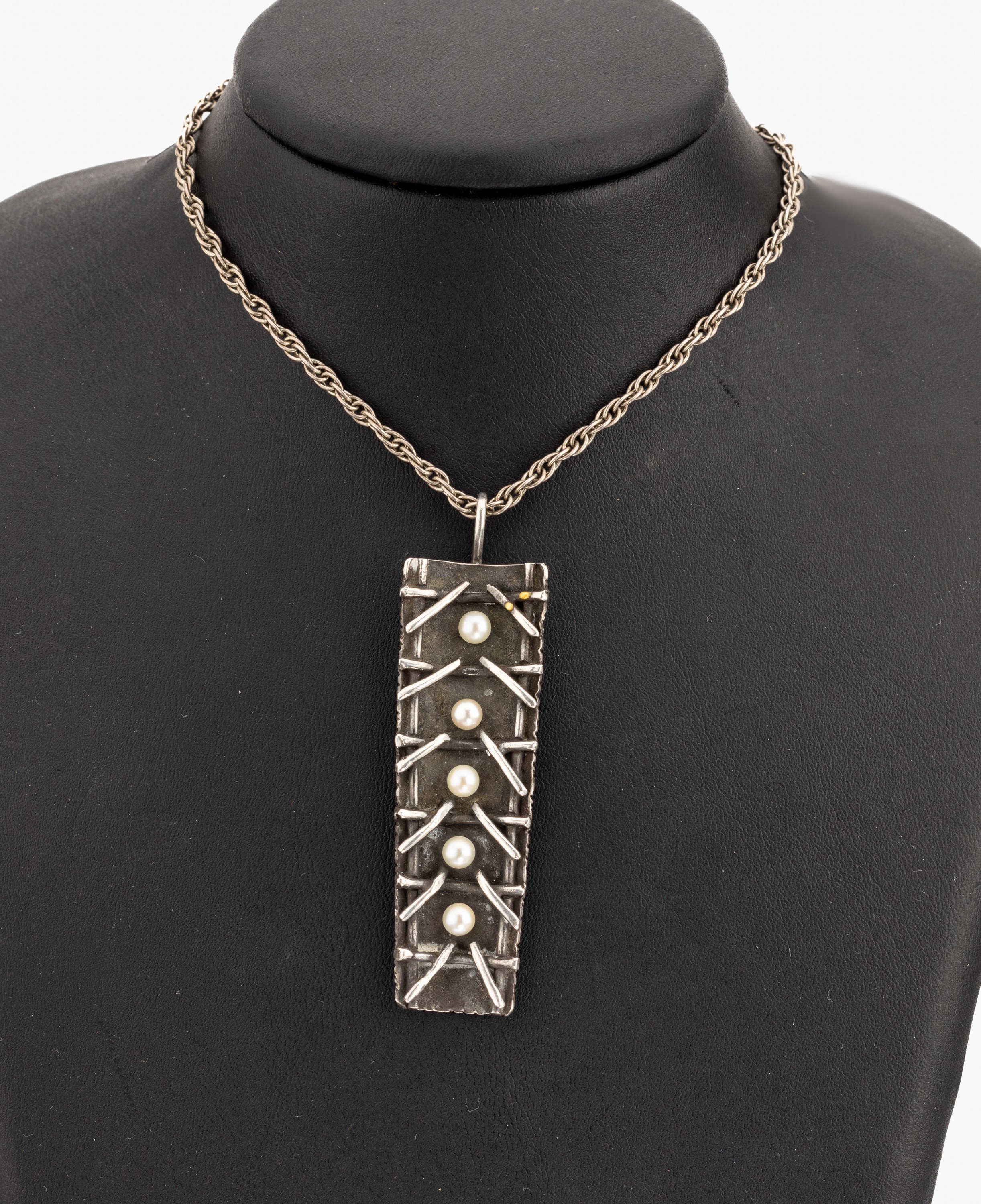 Anhänger, wohl deutsch 1960er Jahre, 925er Silber, aufgelegte Silberdrähte, mittig Zuchtperlenband, an Kette 800er Silber,L ca. 70 cm, Anhänger L ...