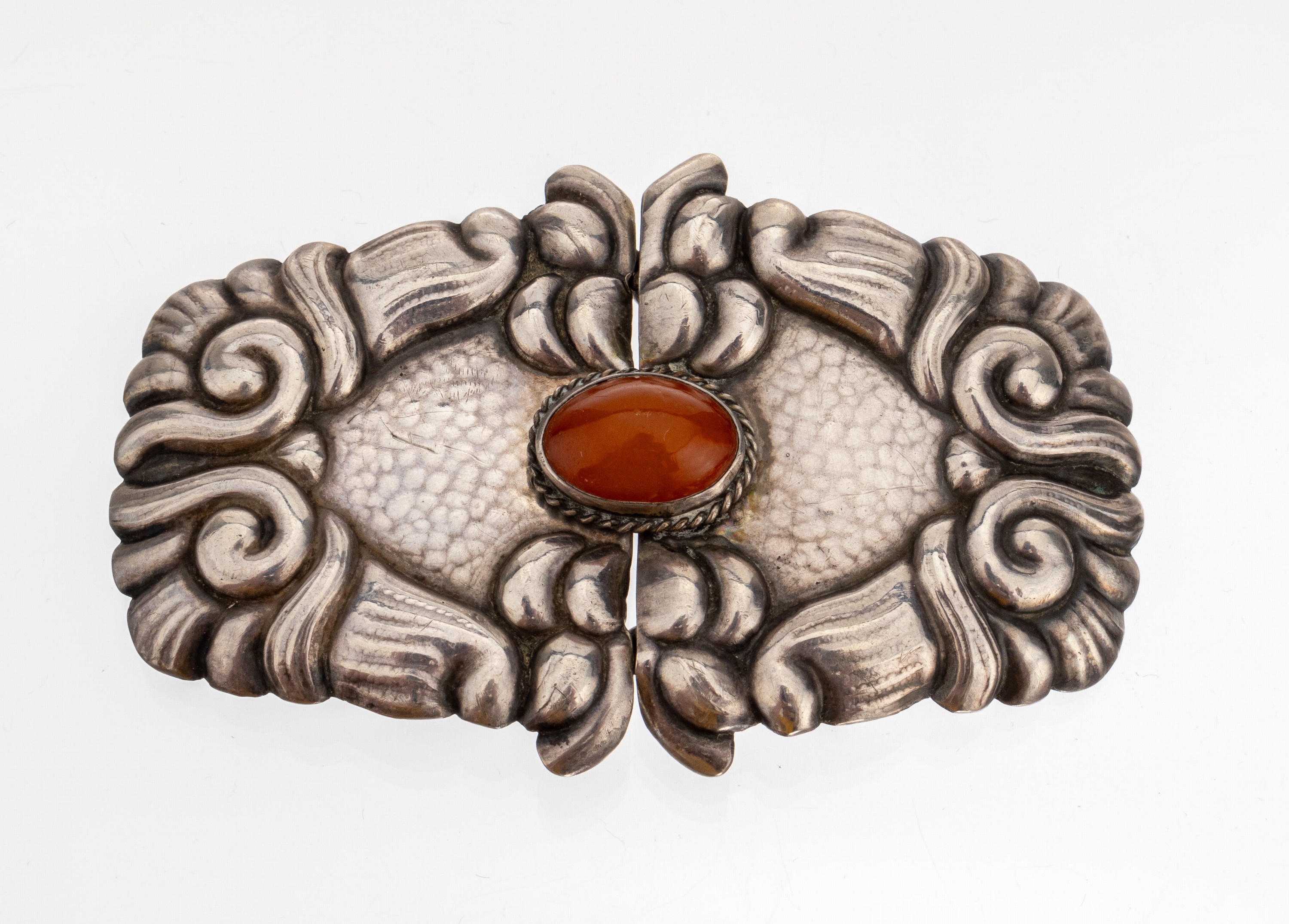 Gürtelschließe, Skandinavien 1960er Jahre, 826er Silber, mittig Bernstein-Cabochon, Hammerschlagverzierung, 2-teilig, L. ca. 7.5 cm