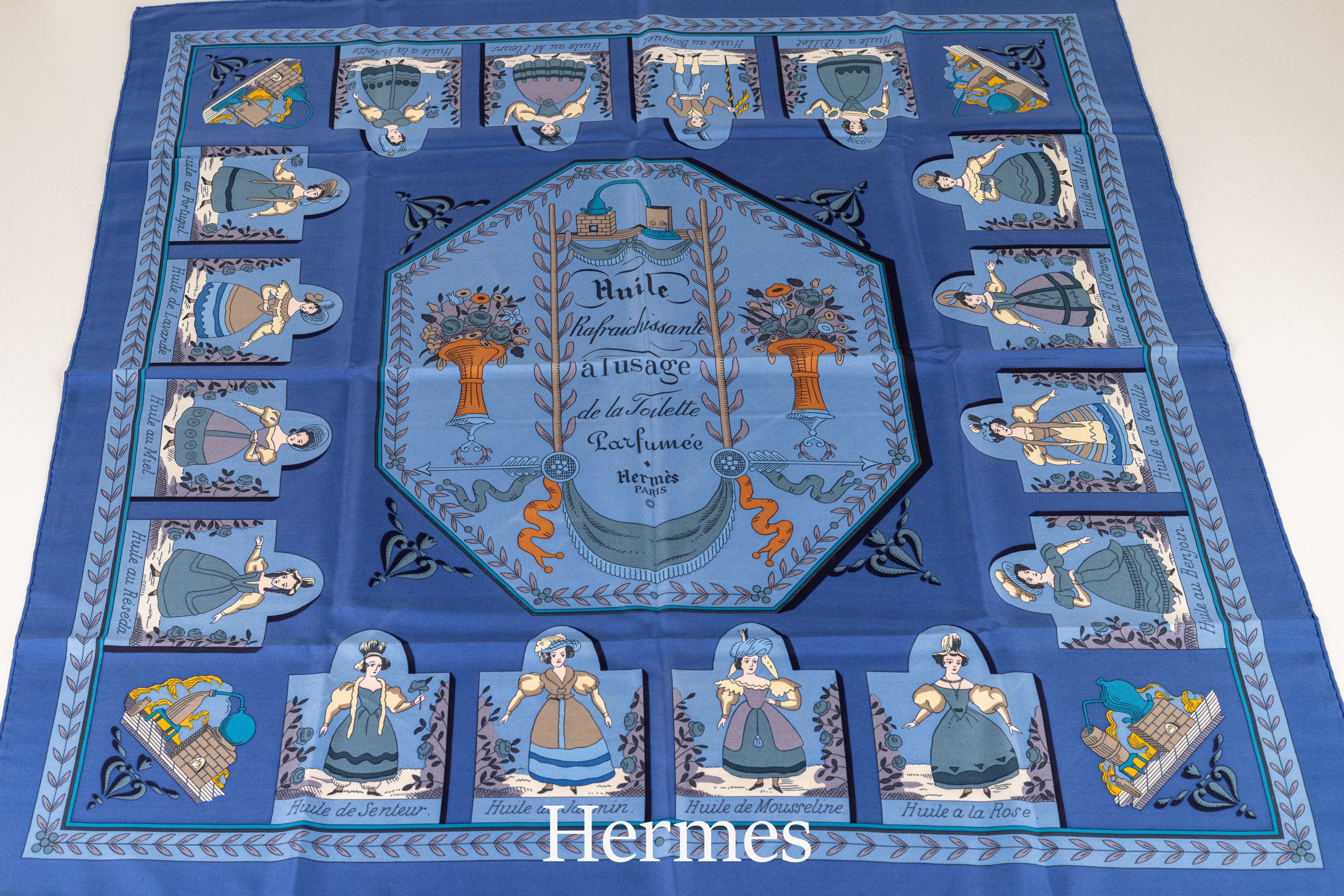HERMES Seidencarree, 100% Seide, "Huile Rafraichissante a lusage de la Toilette Parfumee", Grund in versch. Blautönen, Rand handrolliert, ...