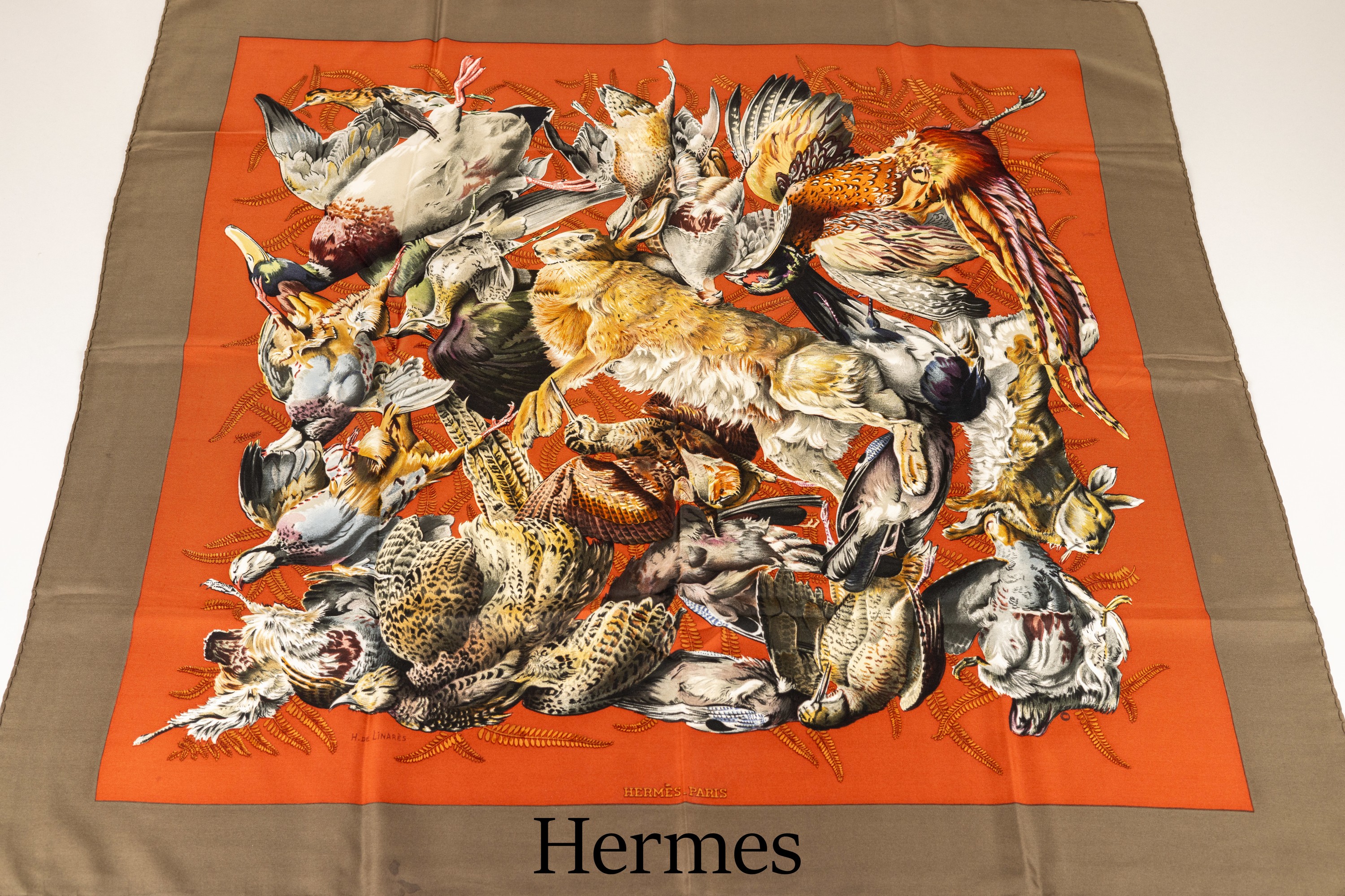 HERMES Seidencarree, 100% Seide, "Belle Chasse", Grund rostrot, olivfarb. Bordüre, Hase, Enten, Raubvögel, Rand handrolliert, ca.88 x 88 ...