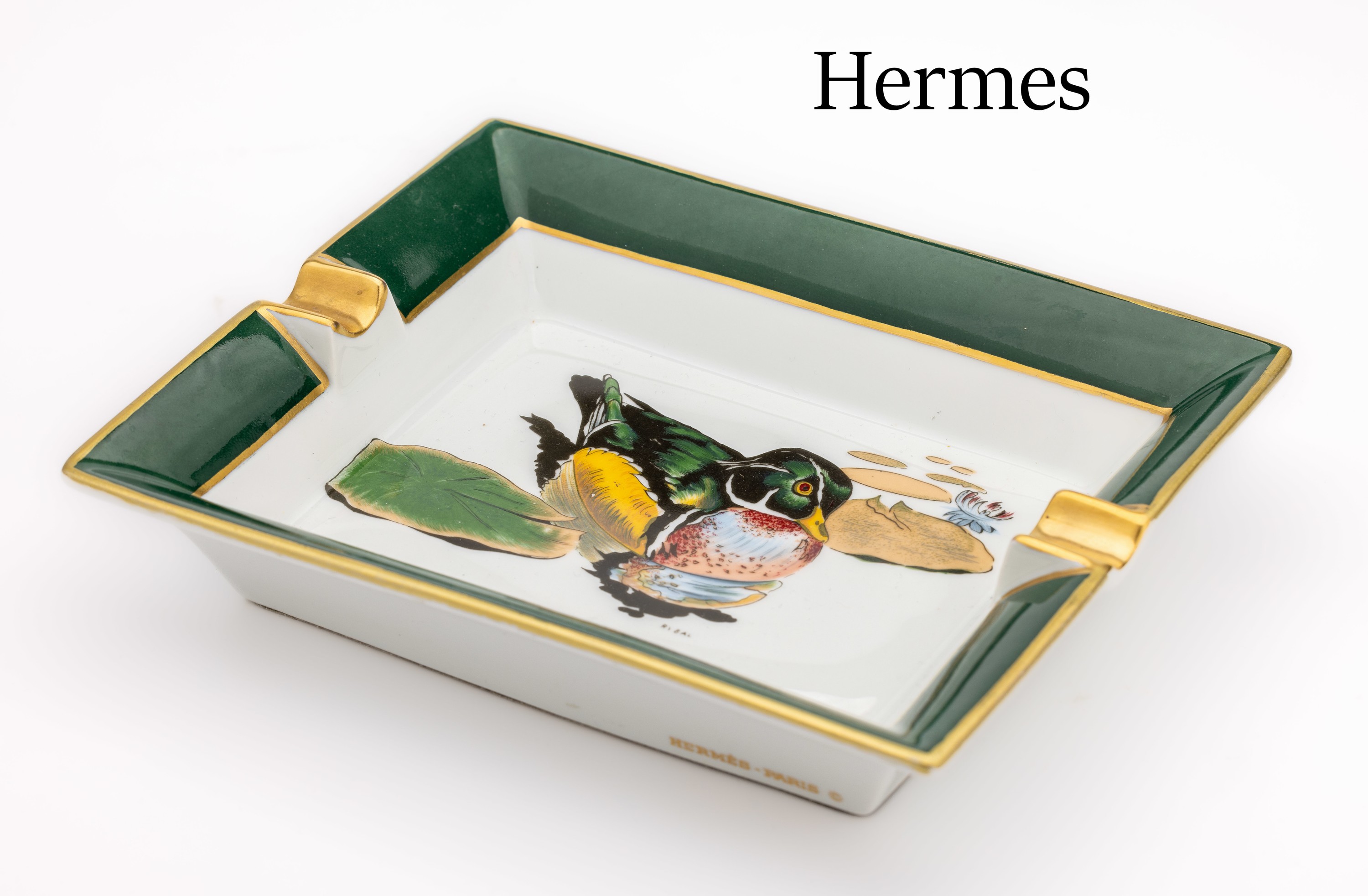 HERMES Aschenbecher, Porzellan mit polychromen Dekor, Erpel mit Seerosenblatt, Fahne dunkelgrün, Rand goldfarben, ca. 19.5 x 16 cm, Boden mit ...