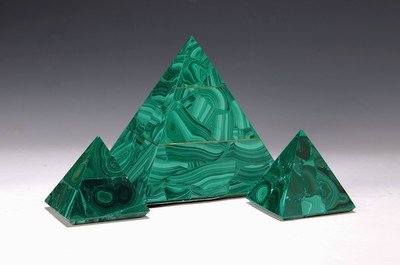 Image Three pyramids made of malachite, modern, height approx. 6/6/13cm