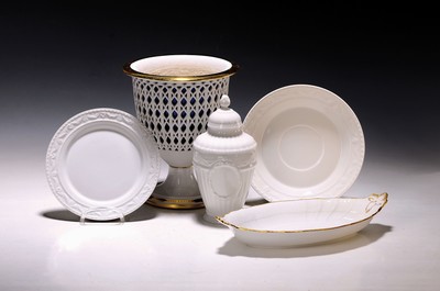 Image 21 parts KPM Berlin, 20th century, Kurland: 13 finger bowls D. 9 cm; 6 plates D. 15 cm; 2 ...