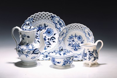 Image Centerpiece and 7 plates with Meissen breakthrough work, onion pattern, coffee pot, sugar ...