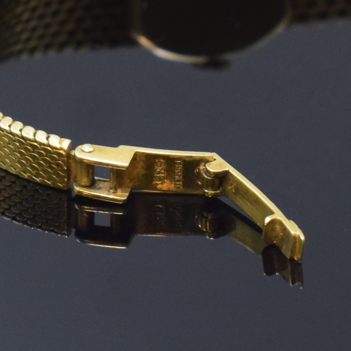 Detail c: TISSOT Damenarmbanduhr in GG 585/000, Schweiz um 1965, Handaufzug, Boden aufgedr., goldfarb. Zifferbl. m. aufges. Std.-Ind., geschw. Zeiger, rotverg. ...
