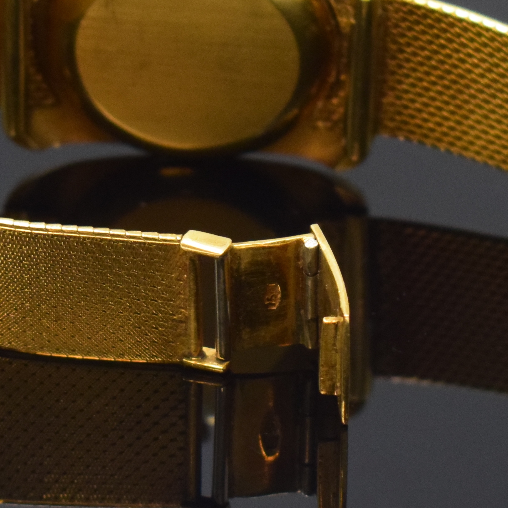 Detail b: SARCAR Armbanduhr in GG 750/000, Schweiz um 1965, Handaufzug, Boden aufgedr., gold. Zifferbl. m. aufges. Std.-Ind., geschw. Zeiger, Kal. Peseux 7040, ...