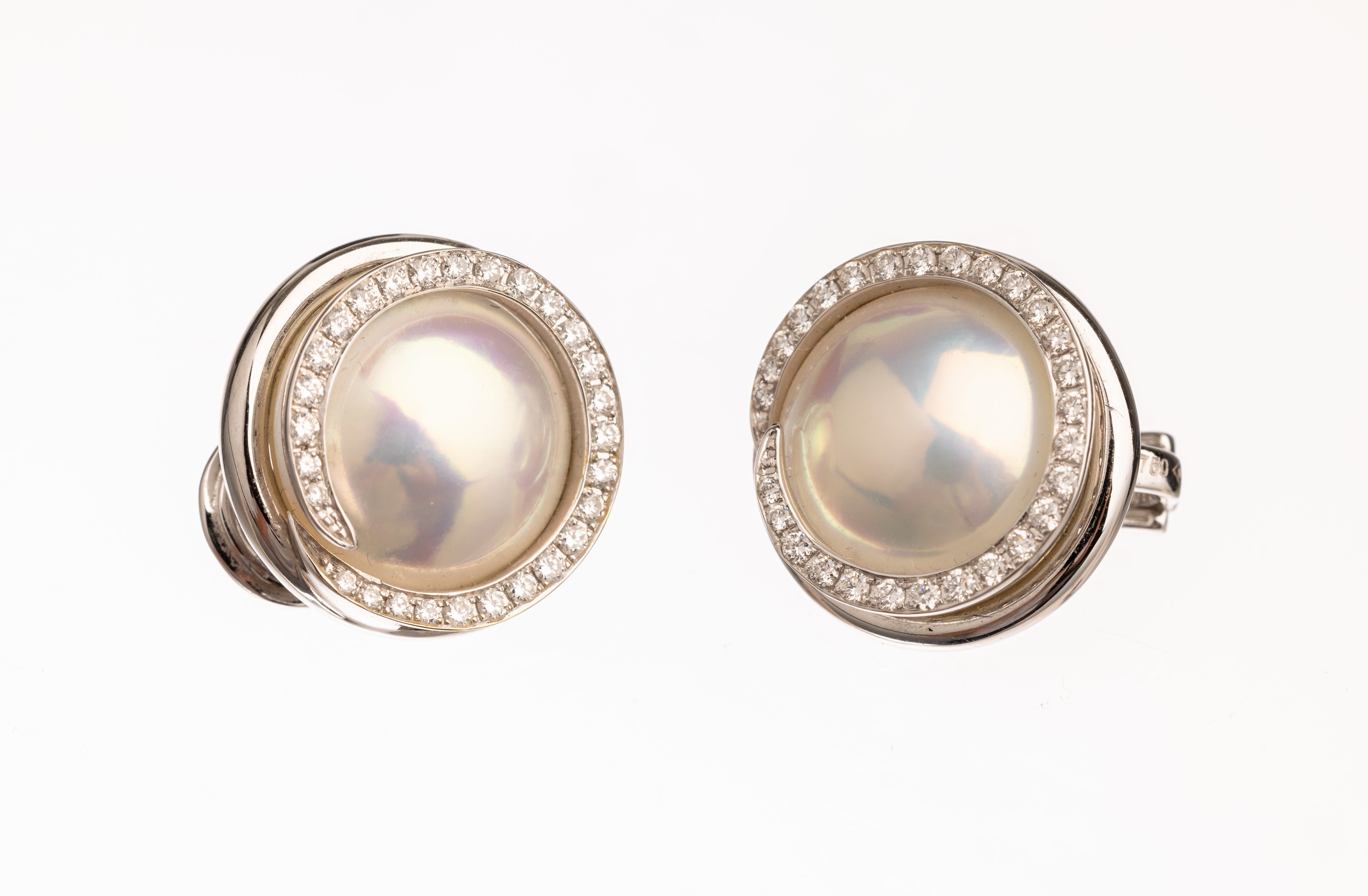 Paar 18 kt Gold Perl-Brillant-Ohrstecker, WG 750/000, 2 Mabeperlen, mit sehr schönem Lüster, umgeben von 60 Brillanten zus. ca. 0.40 ct Weiß/si, ...