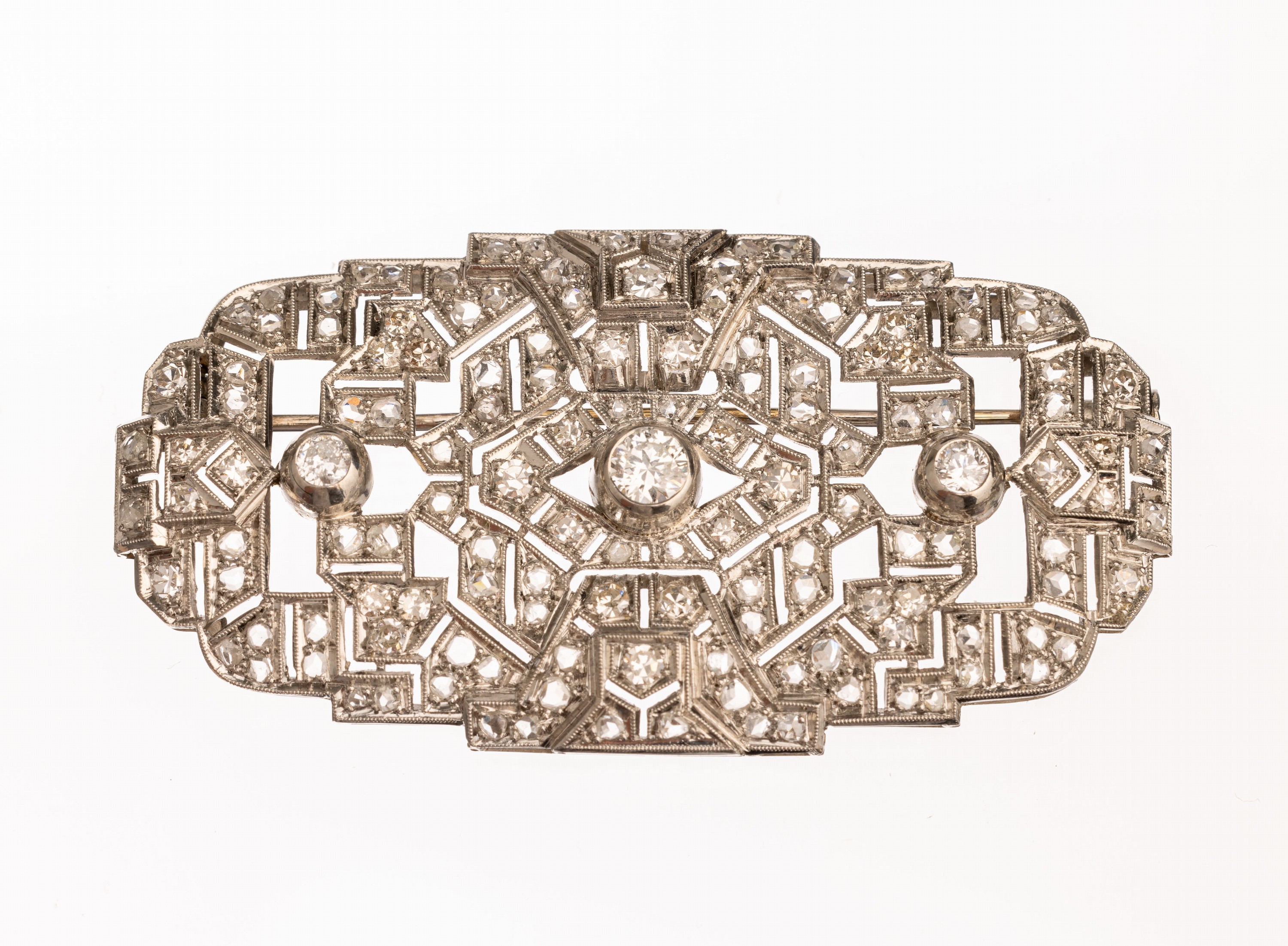 Platin Art-Deco Diamant Brosche, um 1930, durchbrochen gearbeitet, Diamanten zus. ca. 2.0 ct Weiß-l.get.Weiß/si, geometrische Ausarbeitung, ca. 5 ...