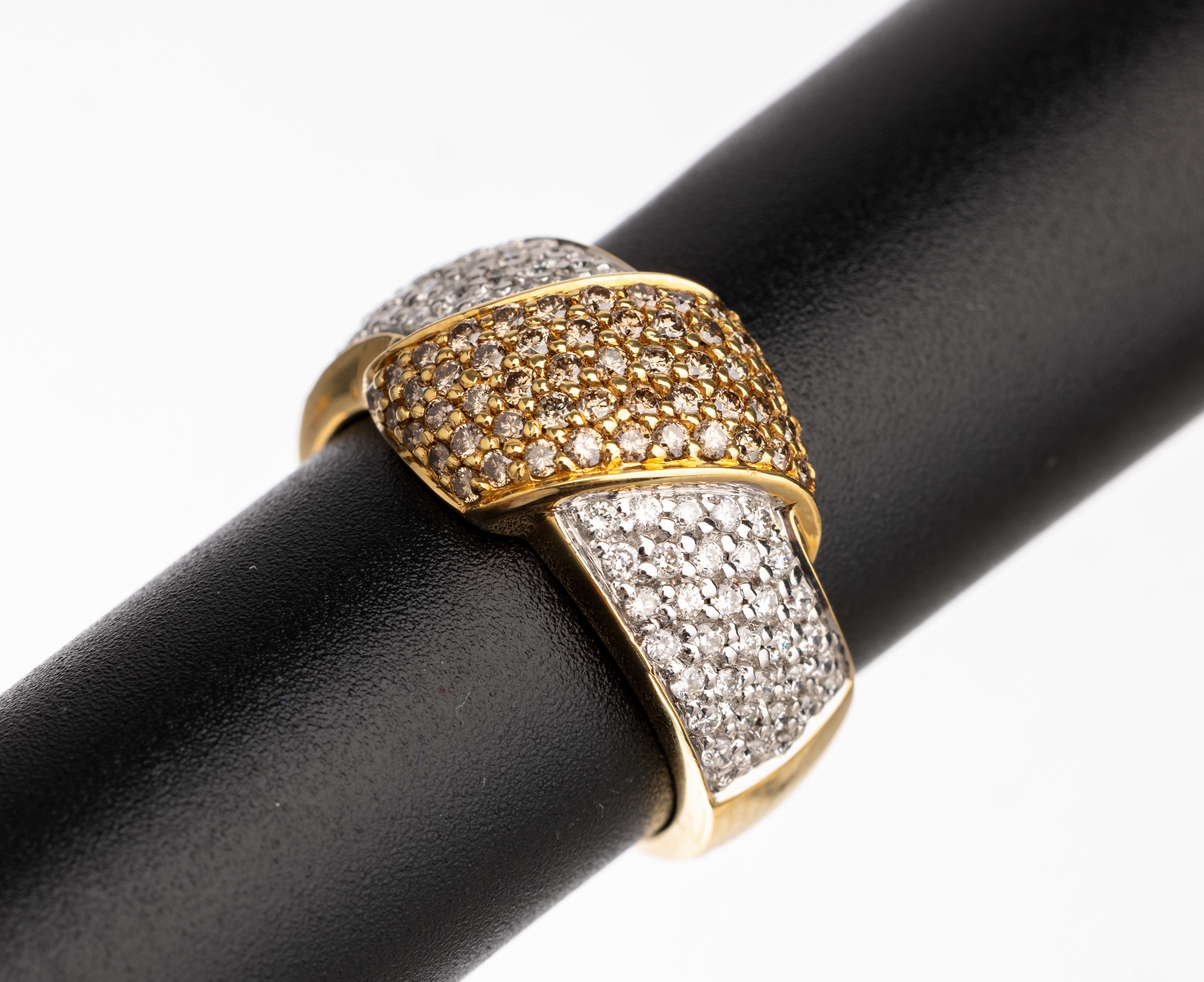 18 kt Gold Brillant-Ring, GG/WG 750/000, Brillanten zus. ca. 1.30 ct Weiß/si und Braun,RW 55, ca. 6.8 g